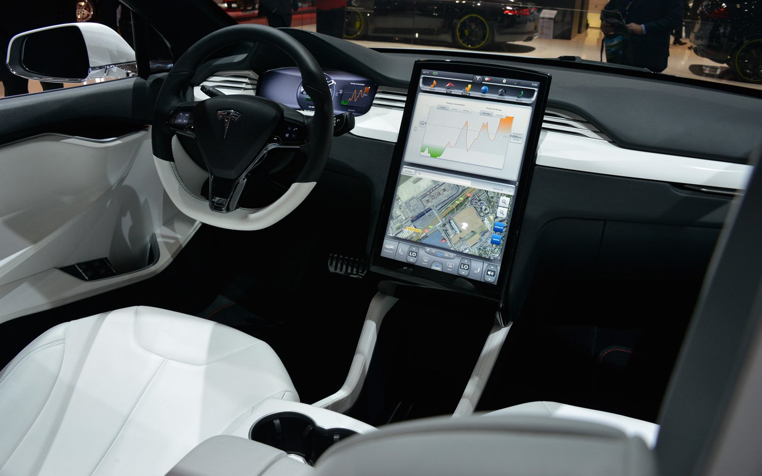 Le grand écran de 17 pouces est repris dans le Model X