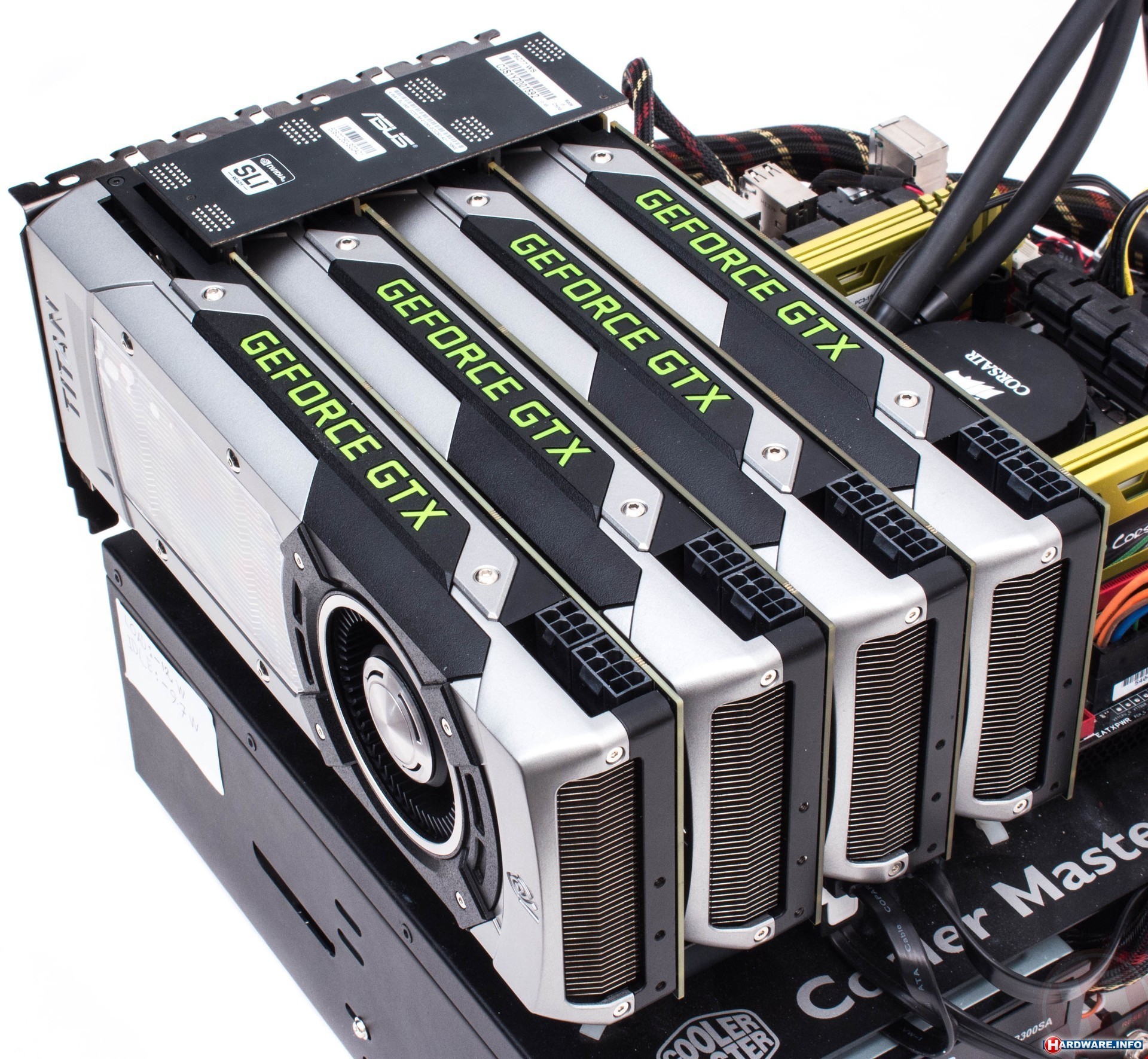 Un Quad SLI de nVidia GTX Geforce Titan, avec un pont SLI pour relier les quatre cartes entre elles.