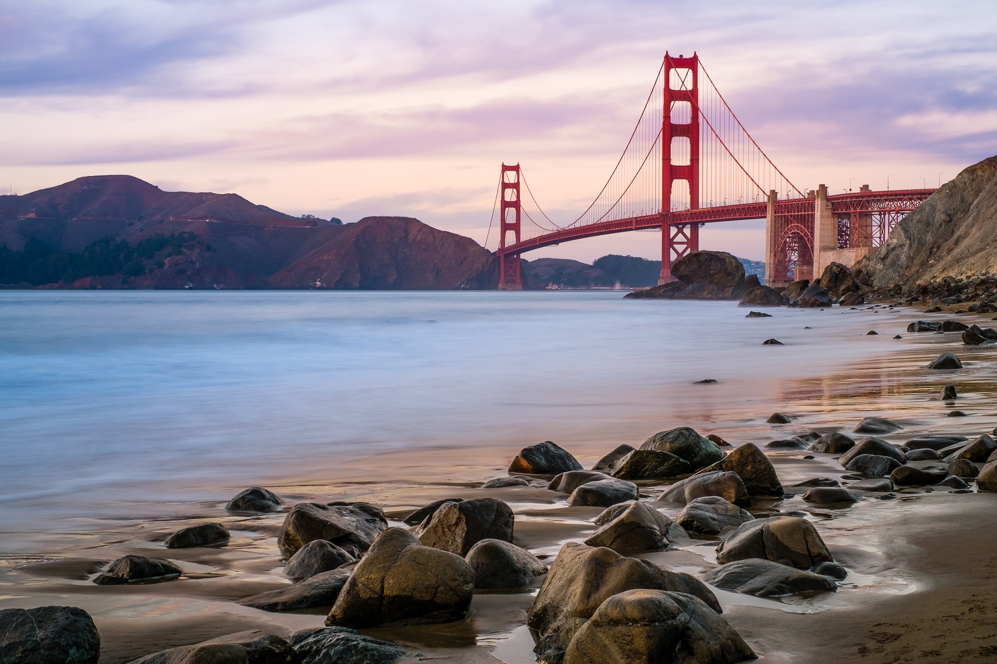 L'indemodable (et magnifique) Golden Gate, photographie ici au coucher du soleil en pose longue