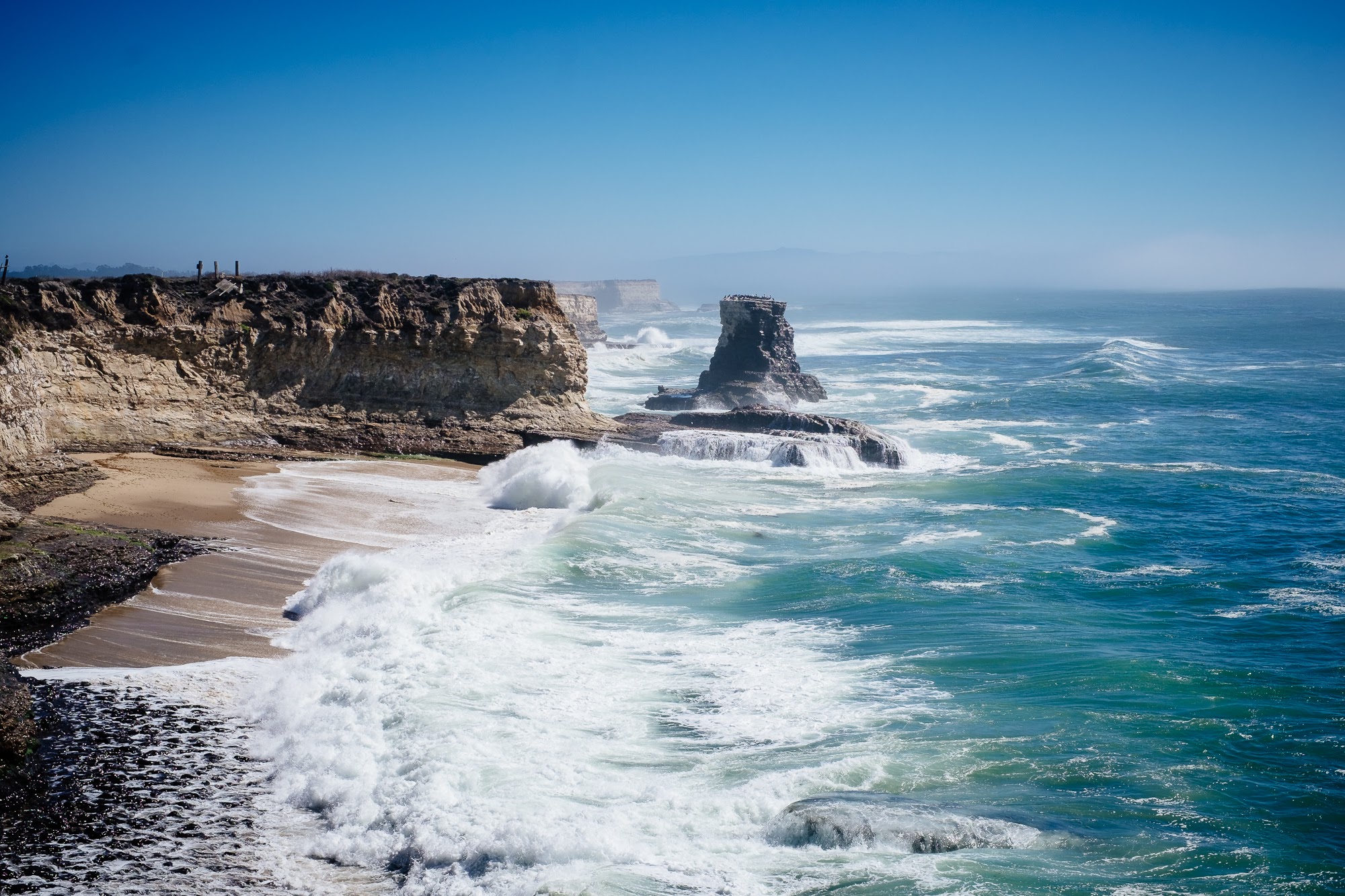 Falaises abruptes et vagues le long de la Highway 1, ici a Wilder State Ranch, pres de Santa Cruz
