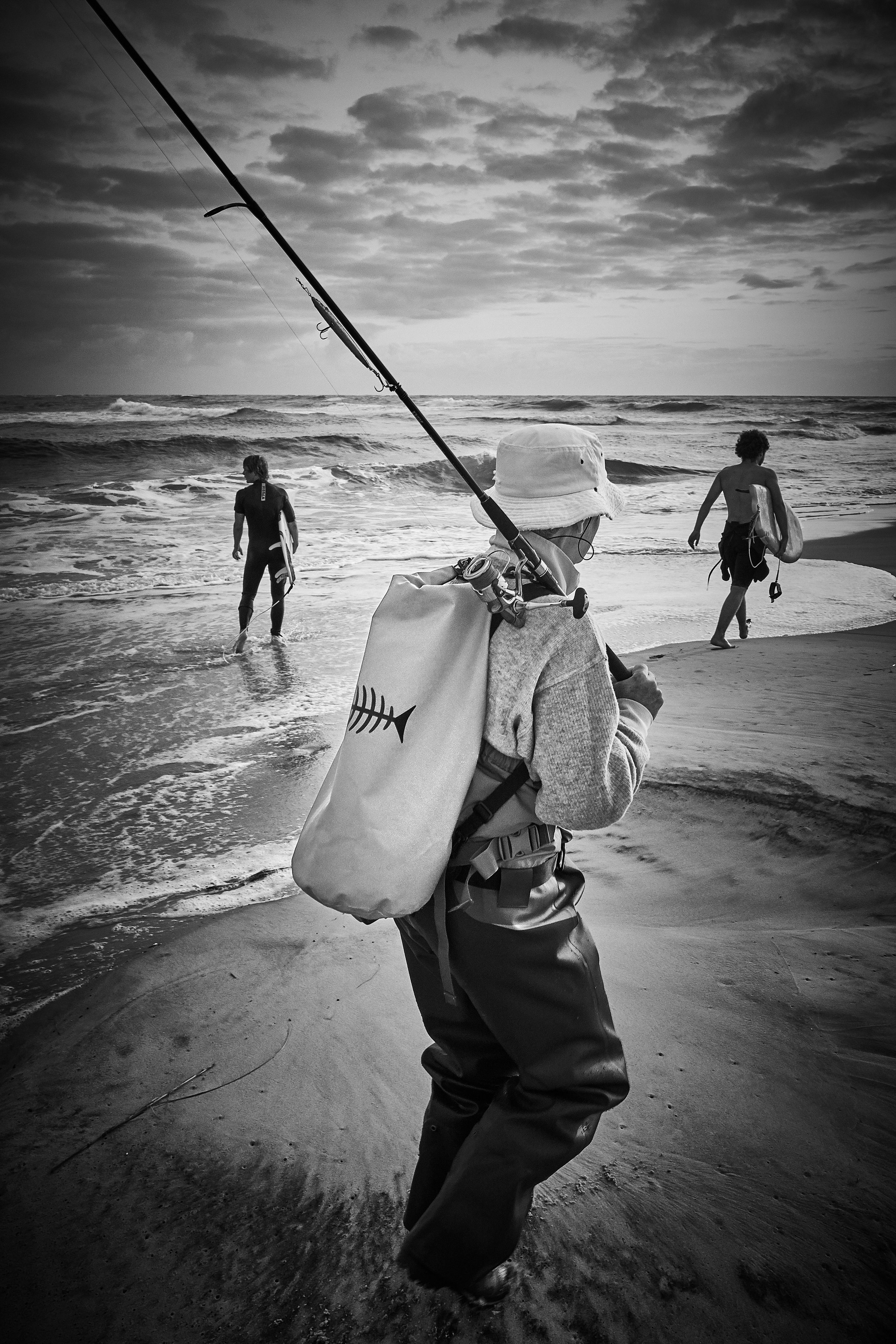 Pêche et surf // Plage de L'Horizon, Cap-ferret // Prise de vue au Leica Q // Traitement Capture One Pro 10.