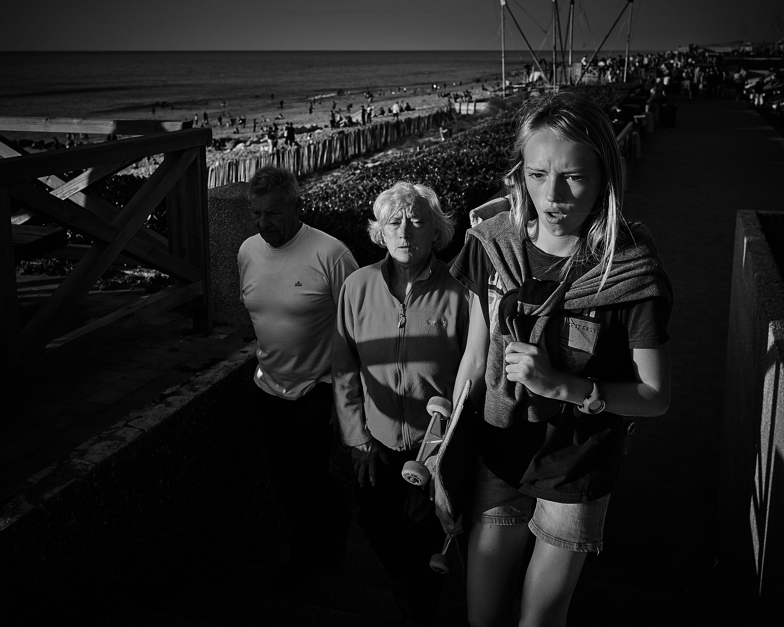 « Jeune fille et ses parents » // Série contrastes à Lacaneau-Océan // Leica (Q 320 ISO F 5.6 1/500)