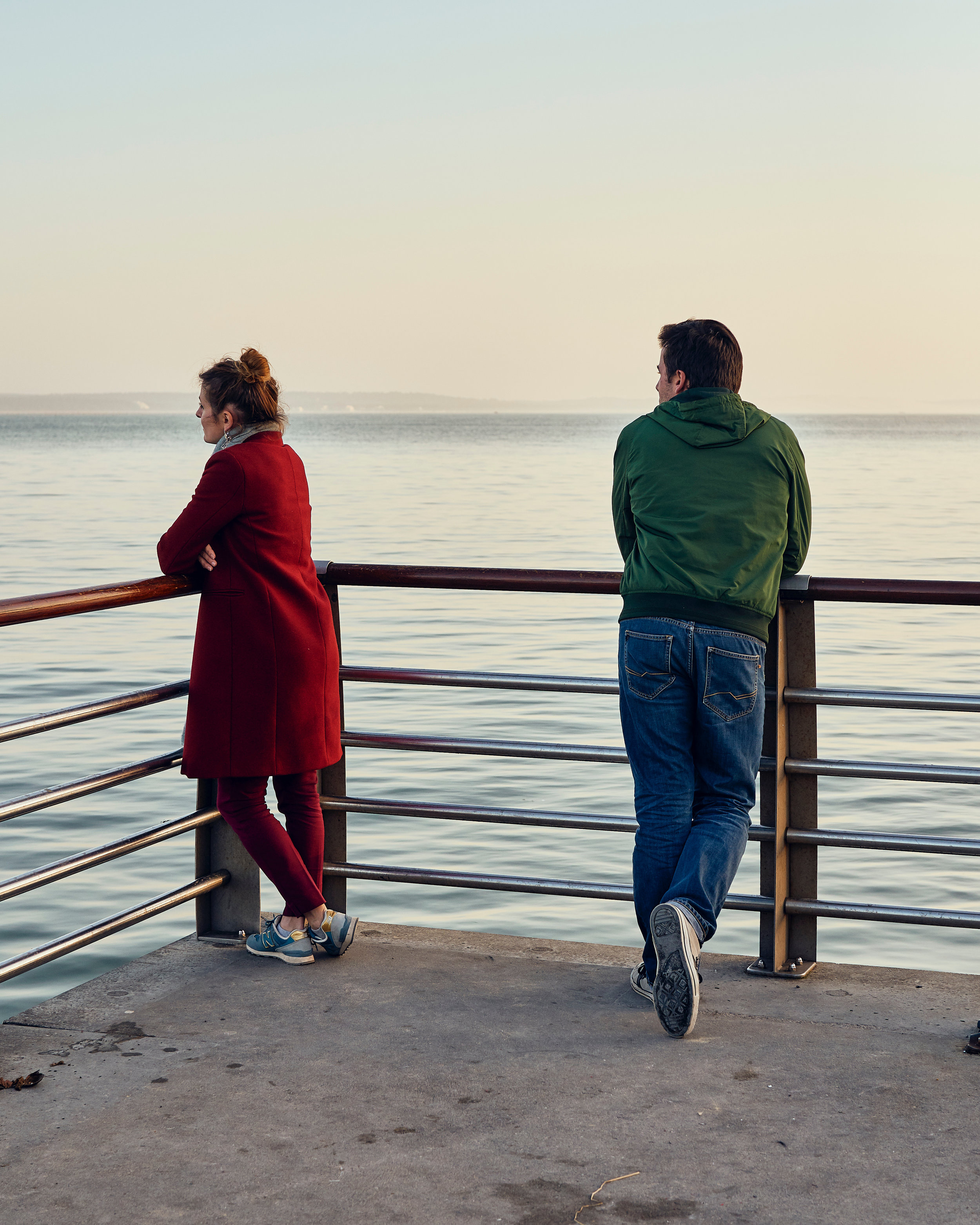 « Couple, dans un paysage graphique et ouaté. Presqu’ile du Cap-Ferret » ©Thierry Lothon 2019. Sony ARIII, Zeiss bâtis 40F2. Traitement dans Capture One Pro 12 avec le filtre Petra (Dark) du pack « LATITUDE - SUNBOUND »