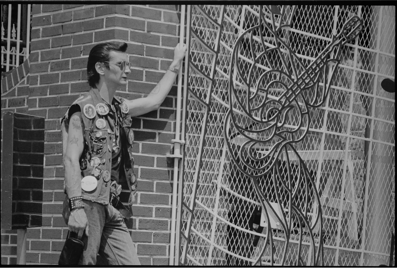 Dutch fan at gates of Graceland.