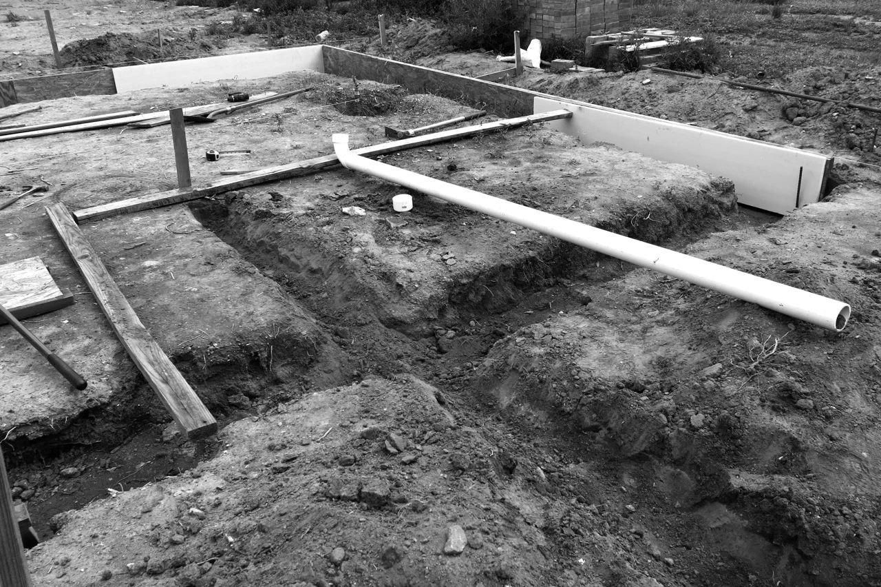 13-15 August 2014: Sliding in the blue boards and digging trenches for the pipes.
