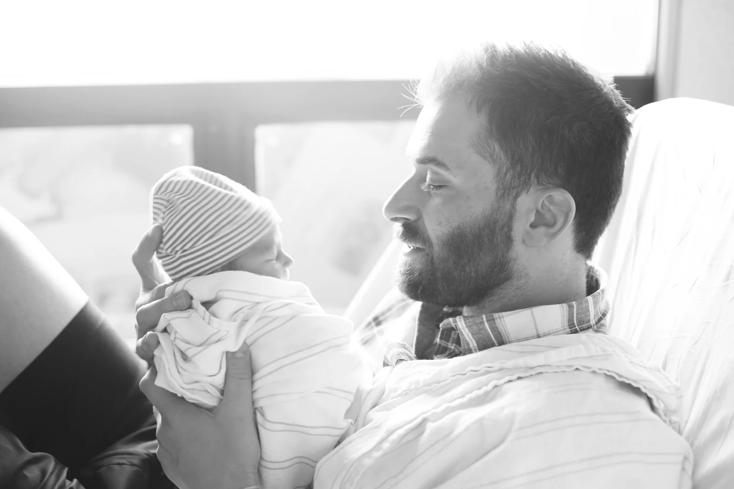 photo of dad with newborn