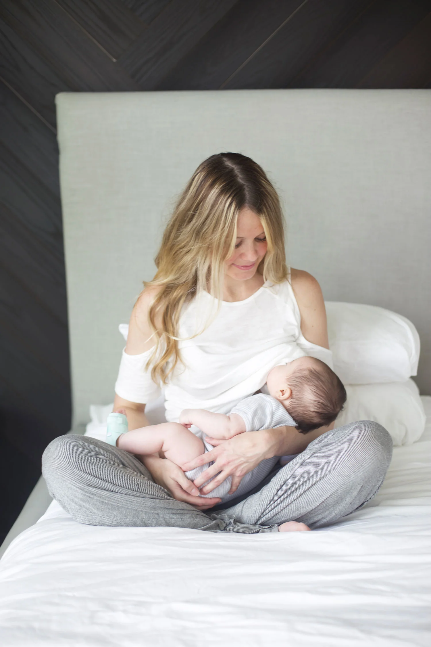 mom nursing baby bedtime routine