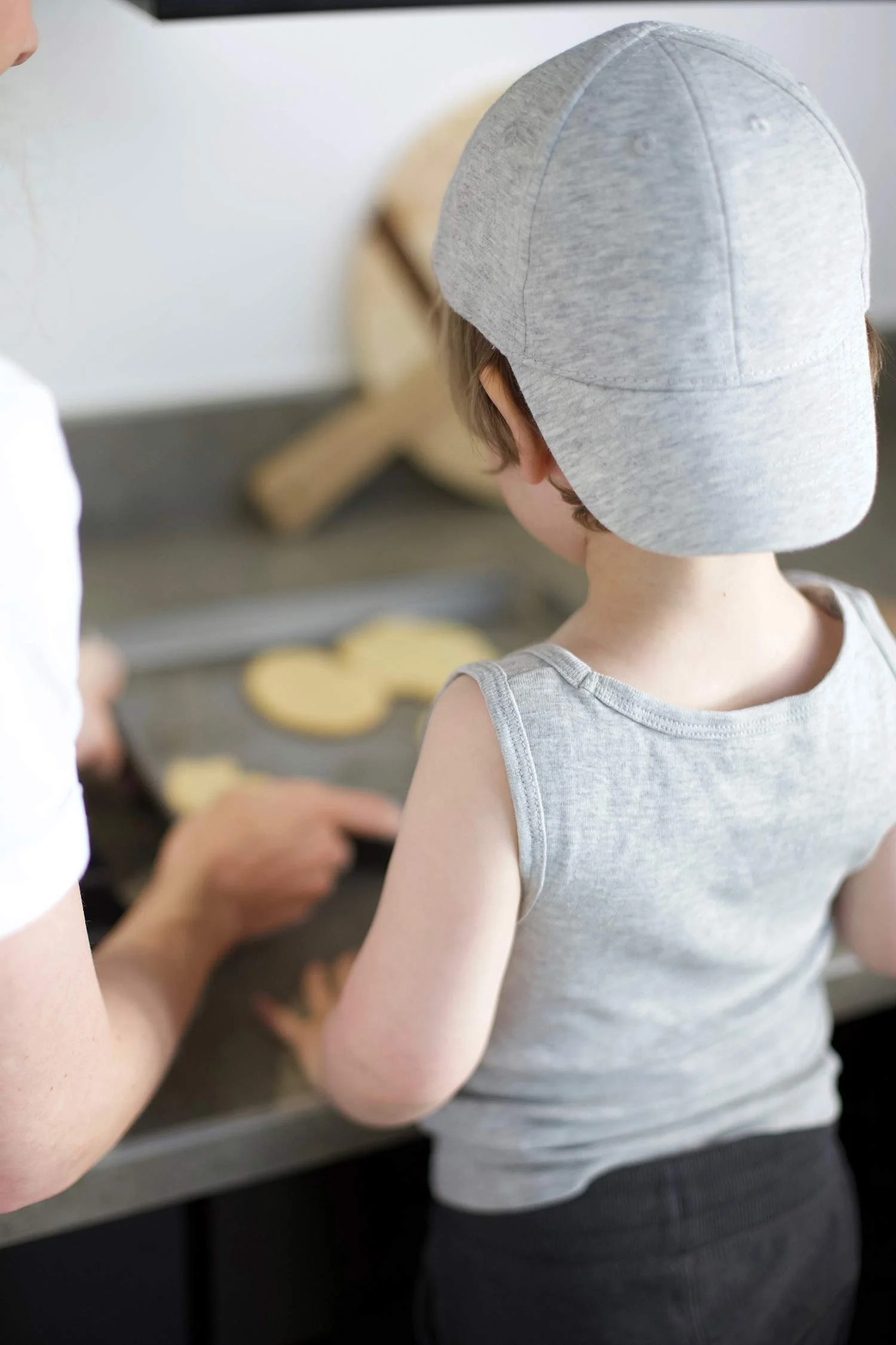 toddler boy cooking H&M gray cap and tank