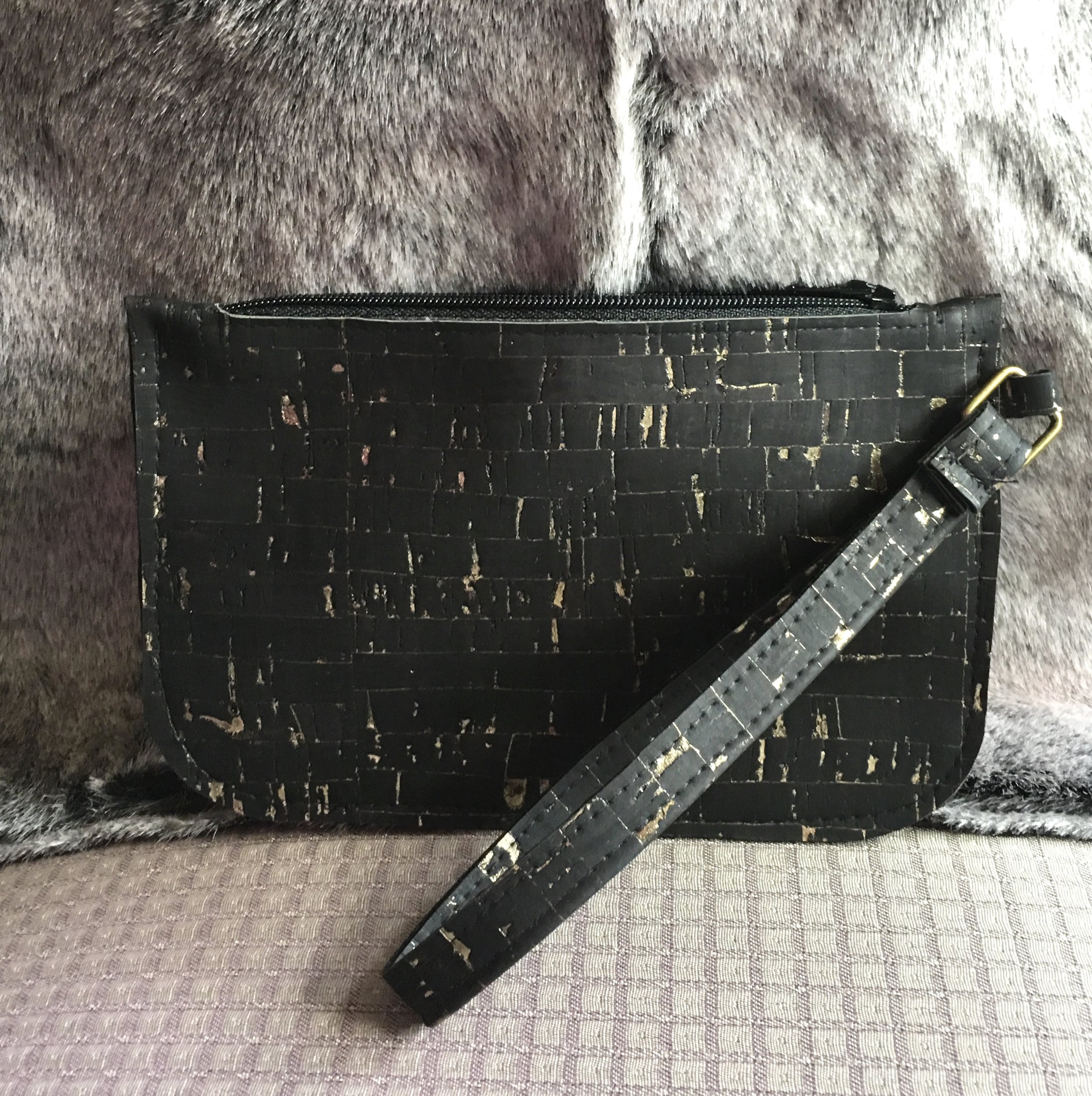 Zippered wristlet pouch