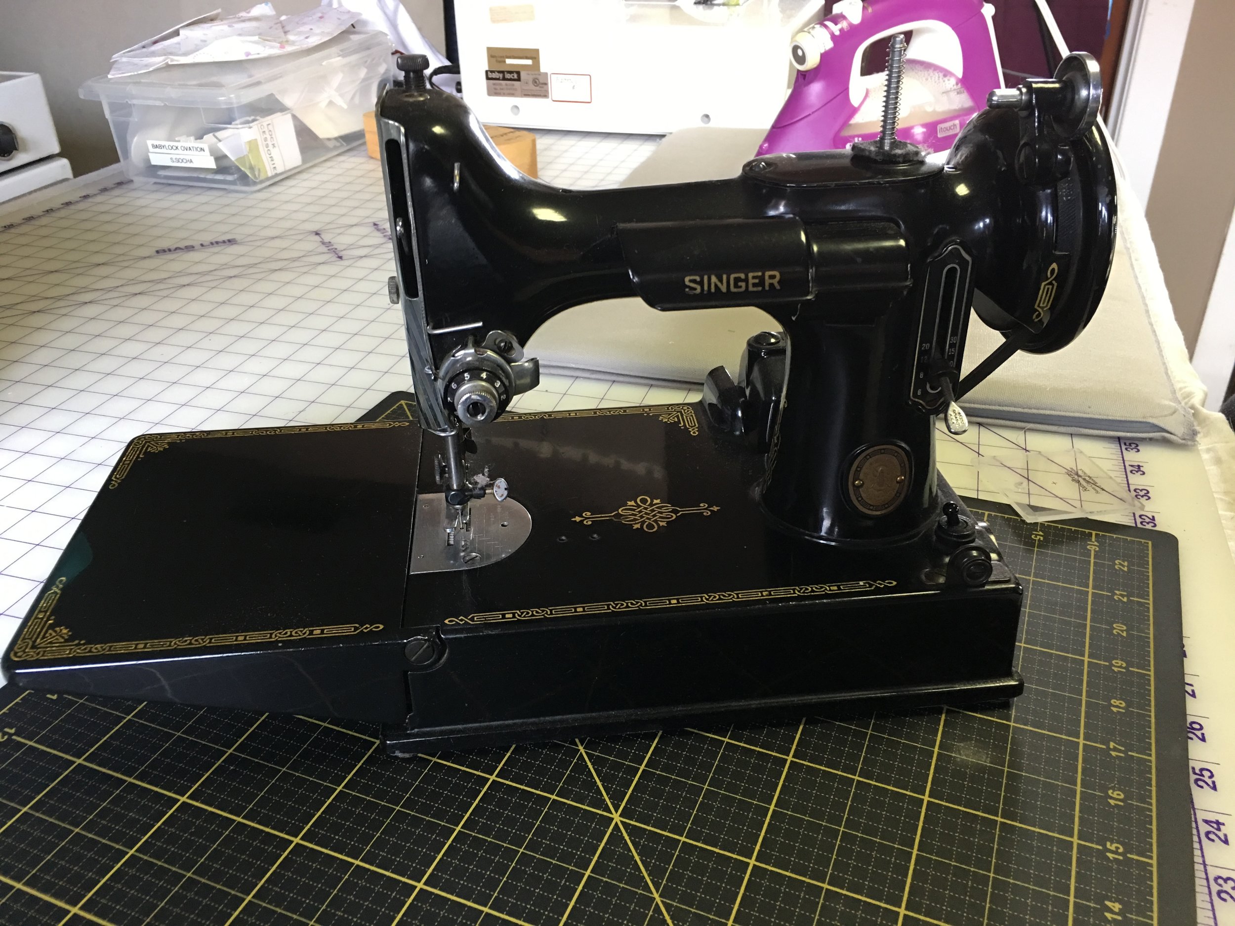 Vintage Singer Featherweight 221