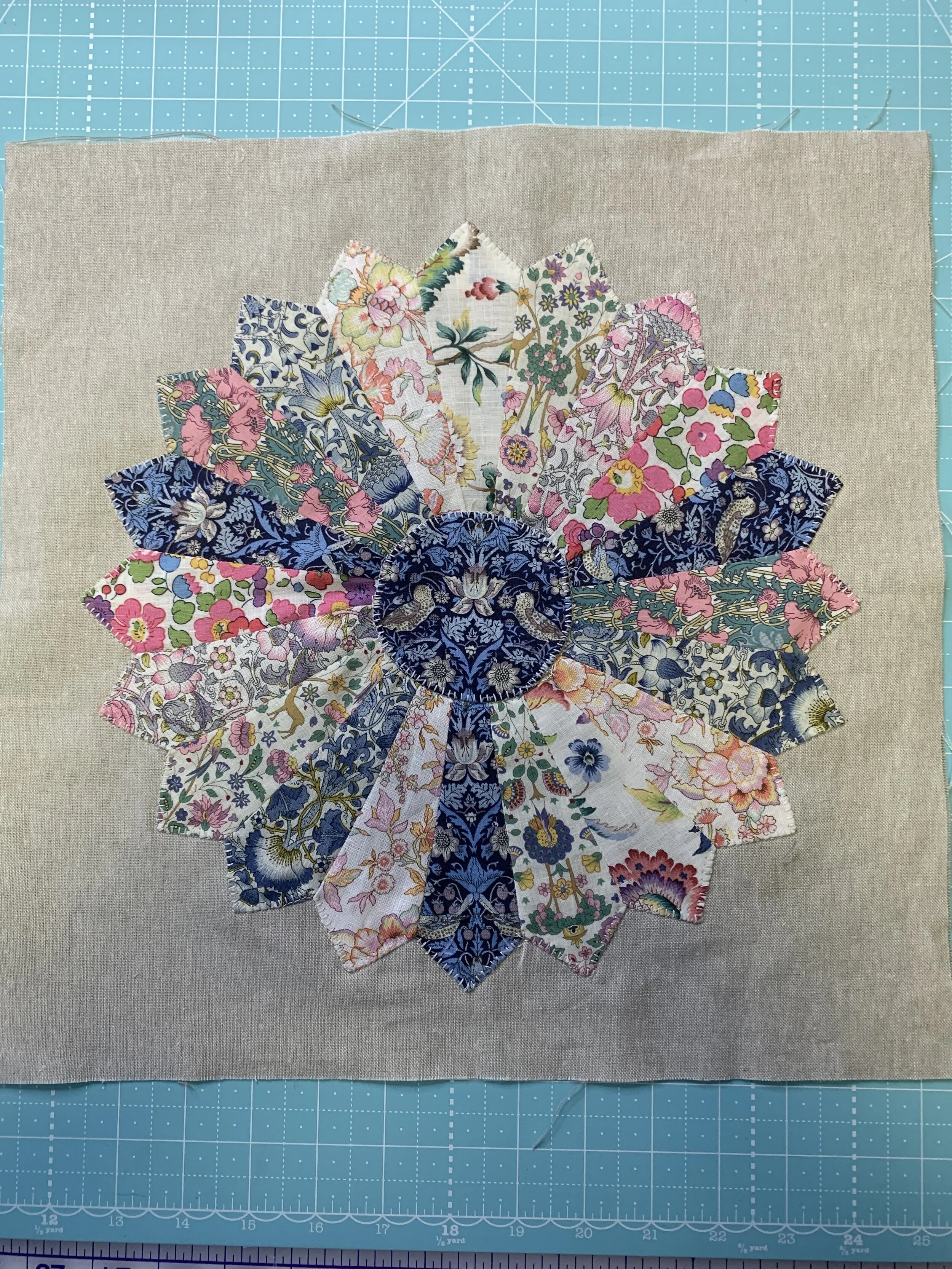 Dresden plate block for table runner