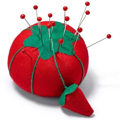 Iconic tomato pin cushion w. emery strawberry