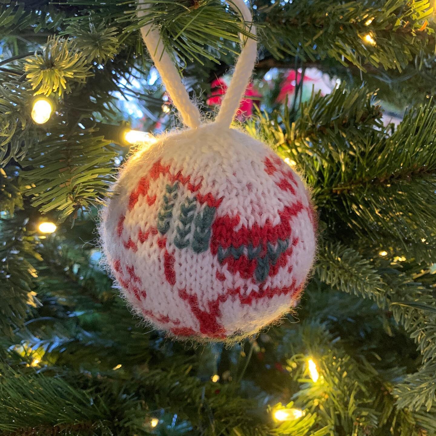 Day 2: @arnecarlos Christmas Ball 

#arneandcarlos #knitting #dpns #handmade #norwegianwool #holidayknitting