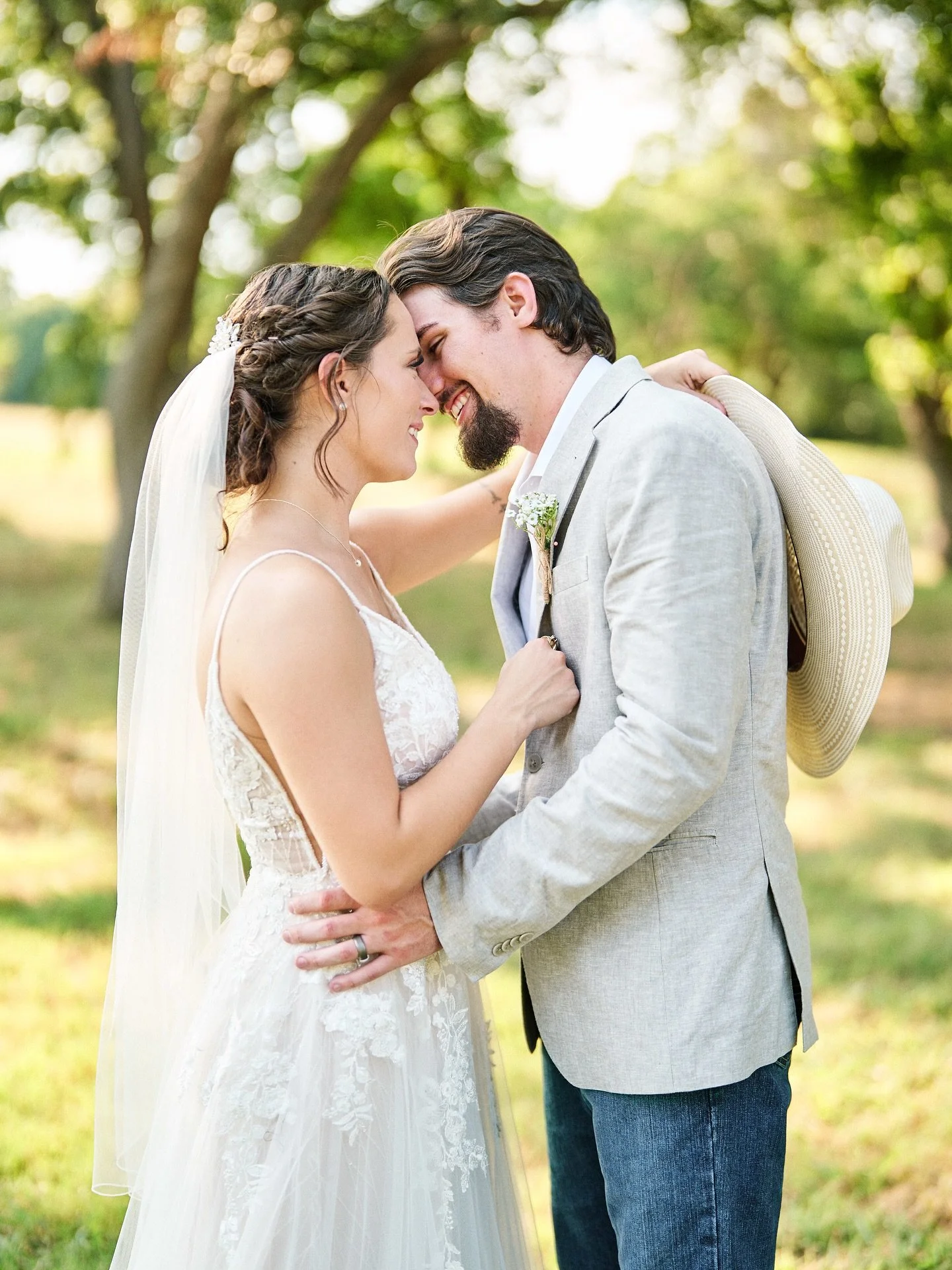 Weddings like this remind me why I love what I do - good people, honest moments, and beautiful Texas hills framed by amazing old oak trees. Couldn&rsquo;t have asked for a better setting for these two! @hollowhilleventscenter

#WeatherfordWedding #Te