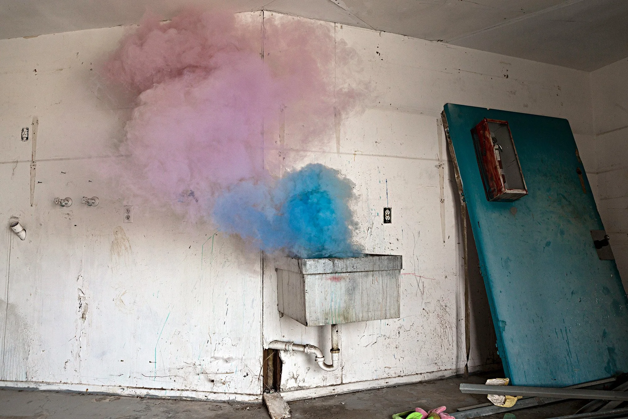 Geoffrey-Ellis-Smoking-Sink-2000px.jpg