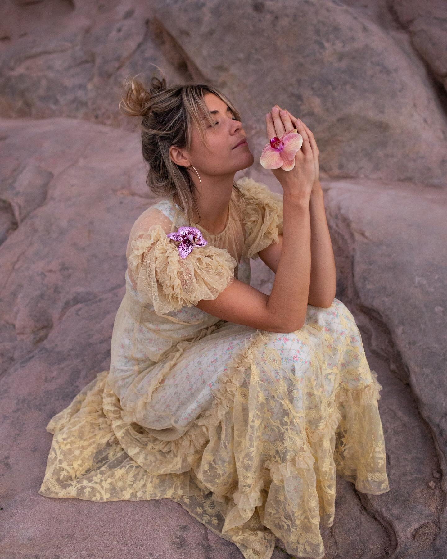 Her sacred embrace 🤲🏽🕯🌏🪞🌸 @essenceofthemother

#sacredselflovesession