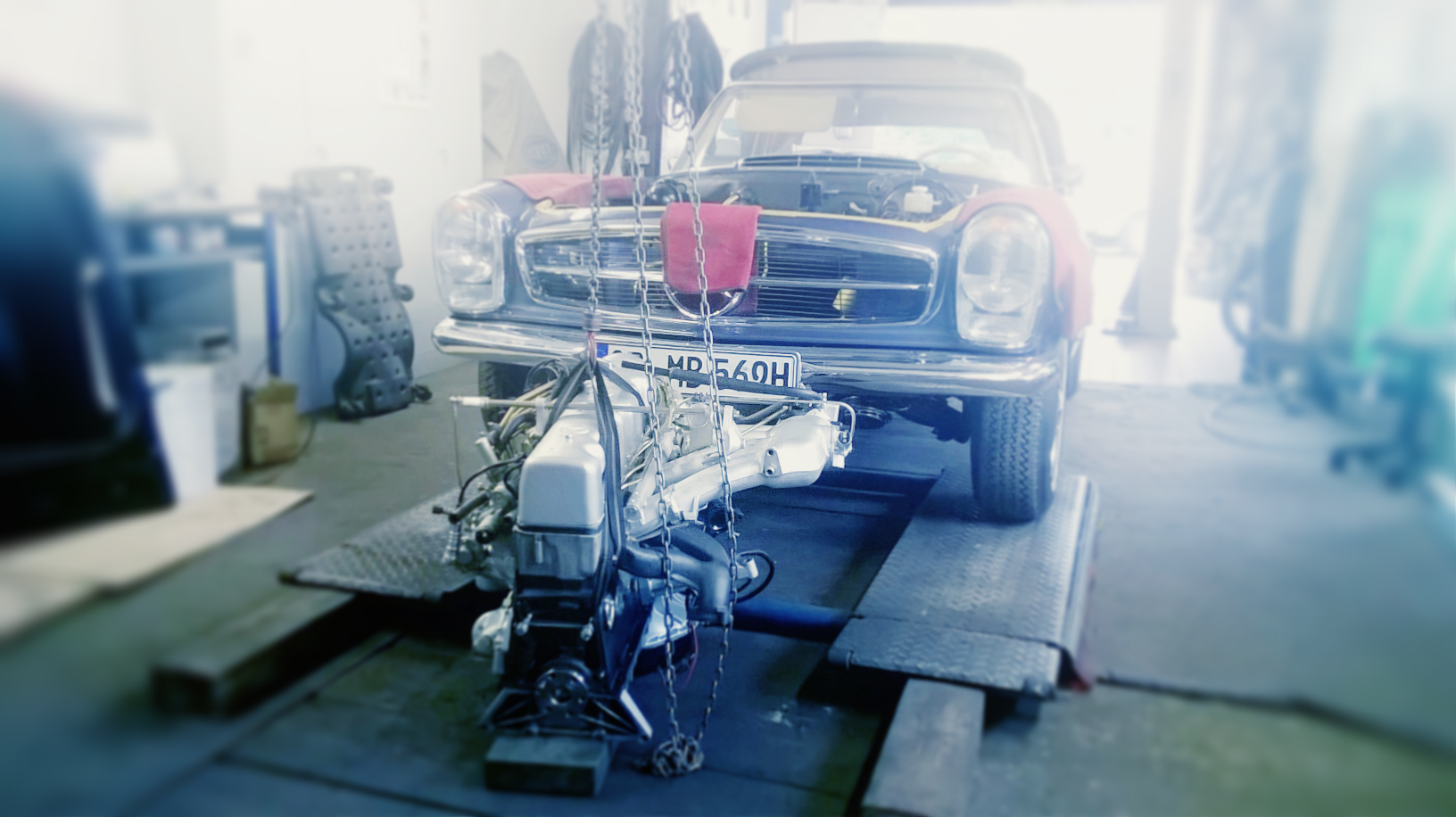 Mercedes Pagode 280SL mit ausgebautem Motor