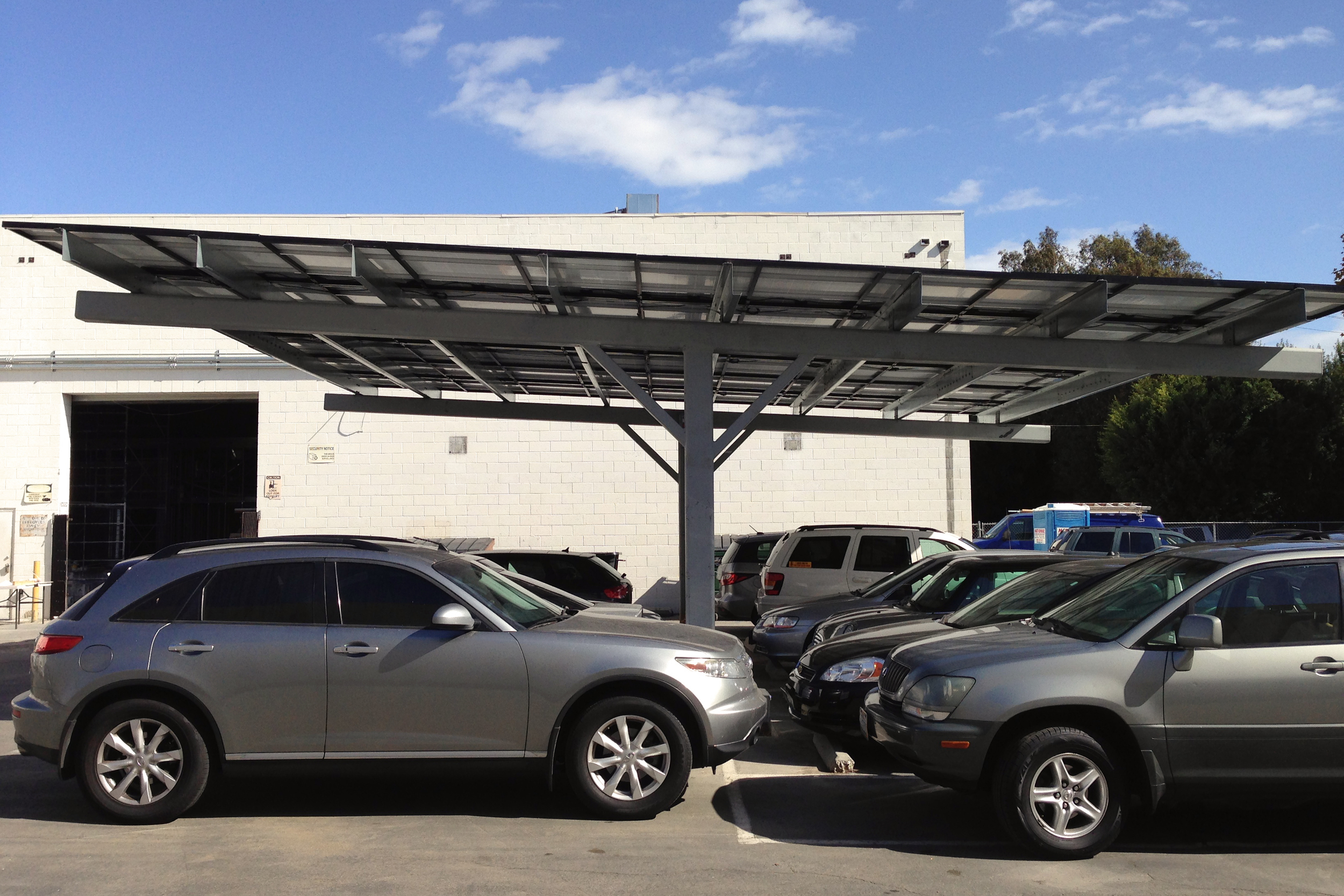  The photovoltaic carport collects solar energy and shades the cars below. 