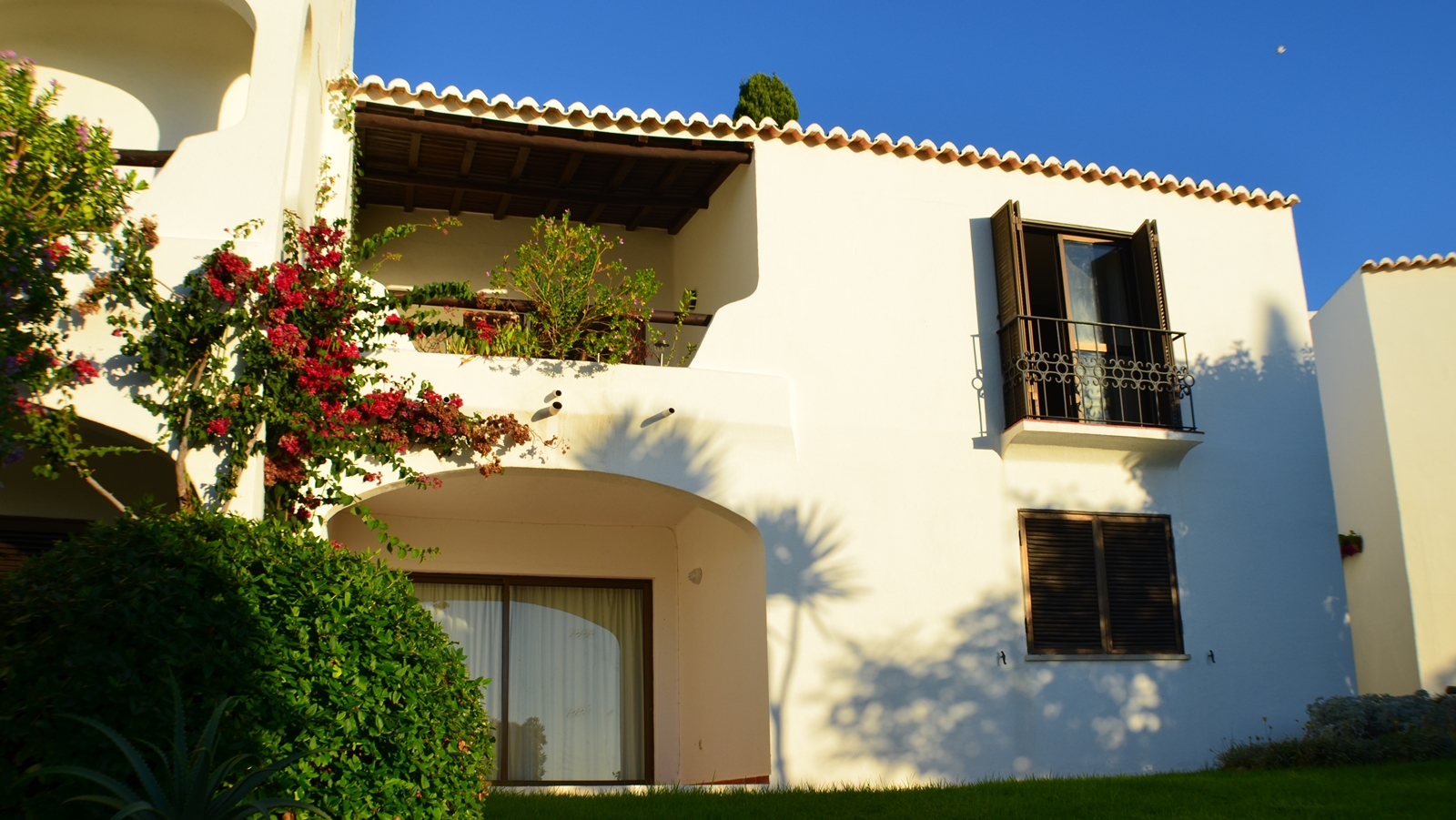 © Algarve Beach Pad (Outside) - 003 the apartment basking in the sun (web).jpg