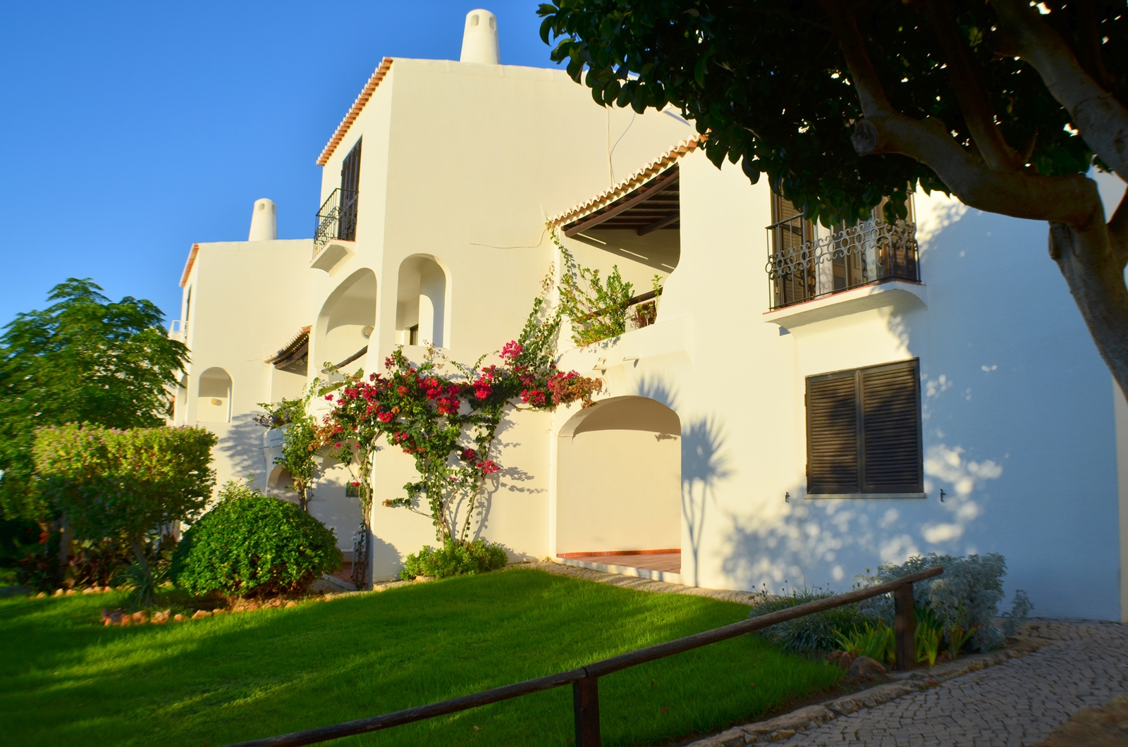 © Algarve Beach Pad (Outside) - 004 the apartment basking in the sun (web).jpg