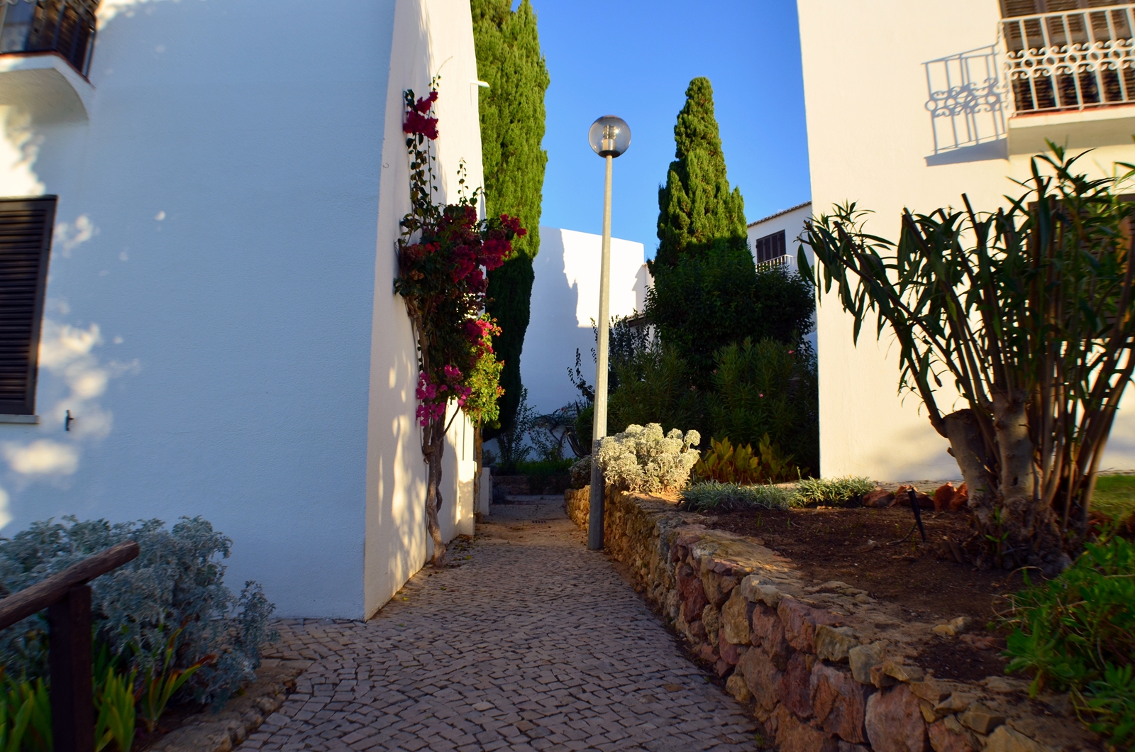 © Algarve Beach Pad (Outside) - 006 beautifully landscaped path to the entrance (web).jpg