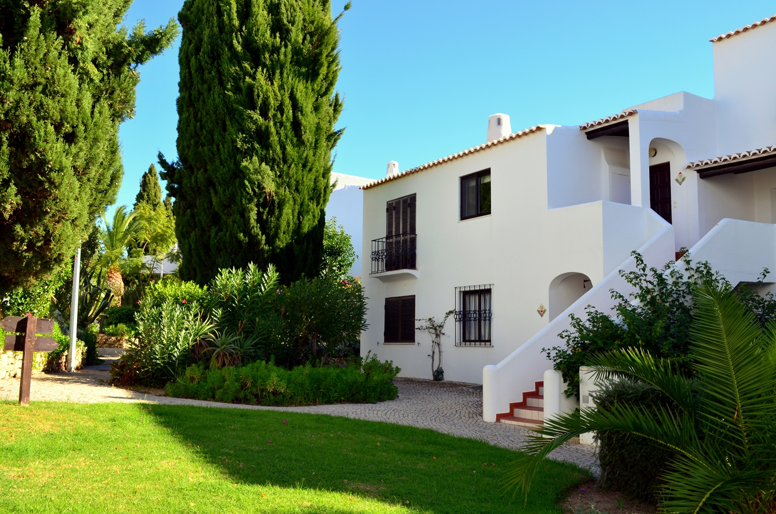 © Algarve Beach Pad (Outside) - 008 grand staircase to the entrance porch (web).jpg