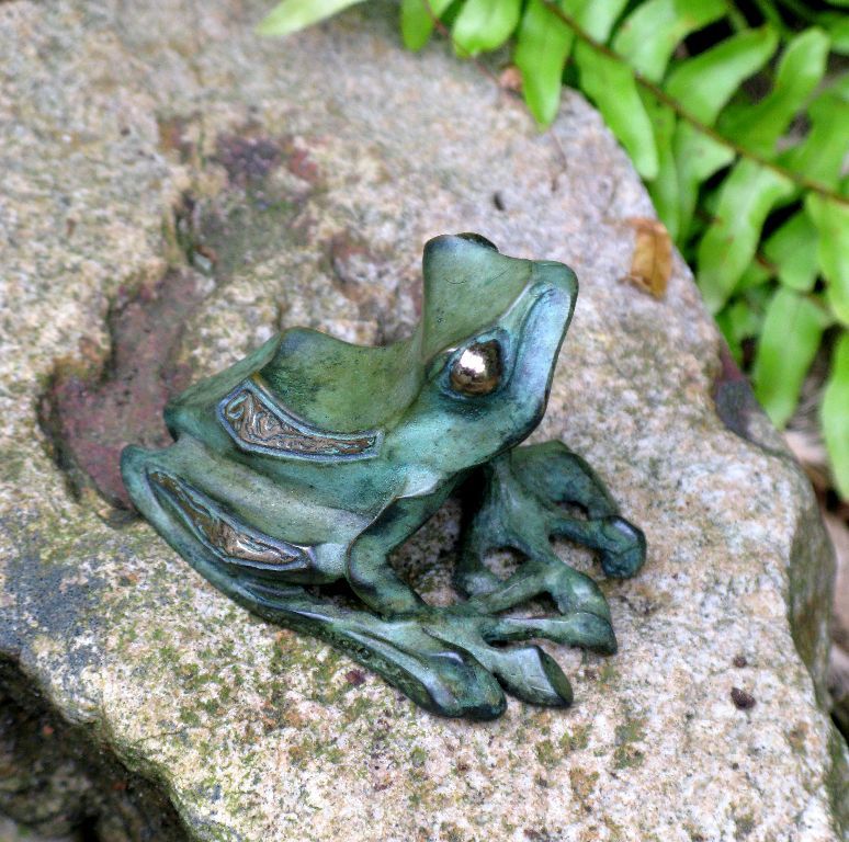 bronze-frog-sculpture-john-maisano-4.jpg