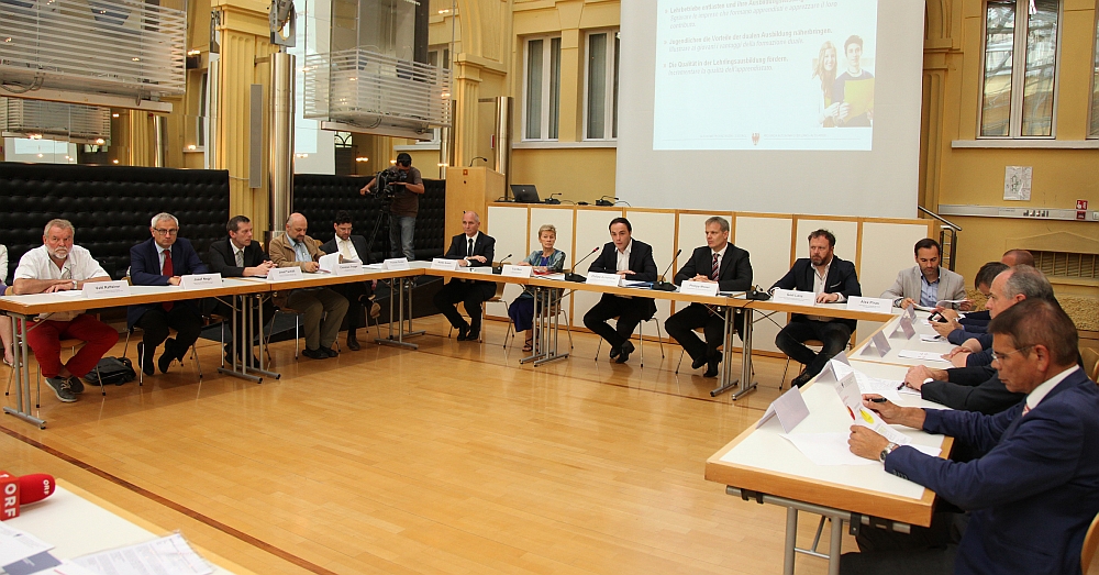Alle an einem Tisch - nur gemeinsam können die ehrgeizigen Ziele erreicht werden.