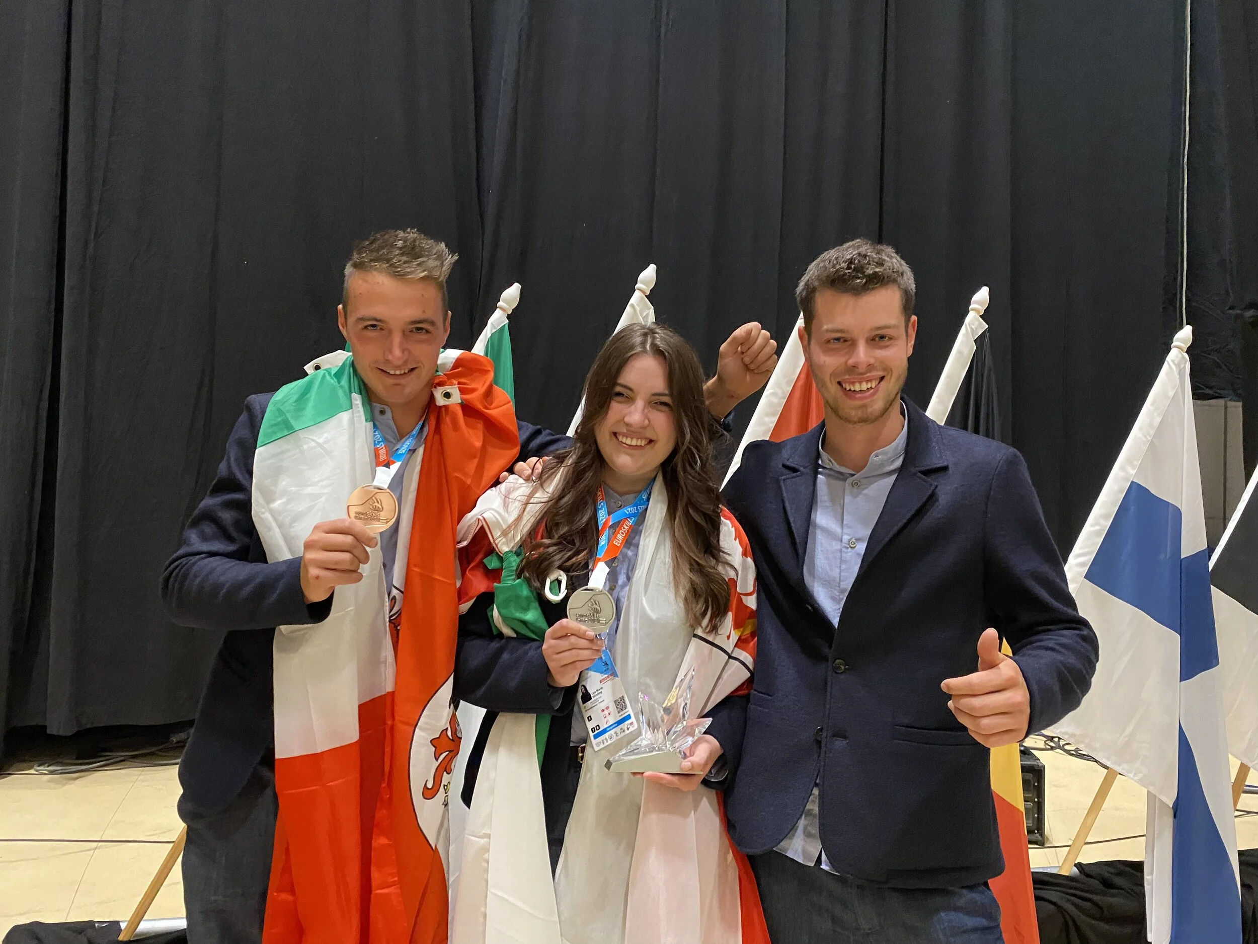Brodelnd war die Stimmung bei den EuroSkills 2021 in Graz. Entspannt und glücklich über ihren persönlichen Erfolg sind: Simon Oberhauser, Lisa Marie Winding und Dominik Miribung. Gratulation! (Foto: lvh.apa)