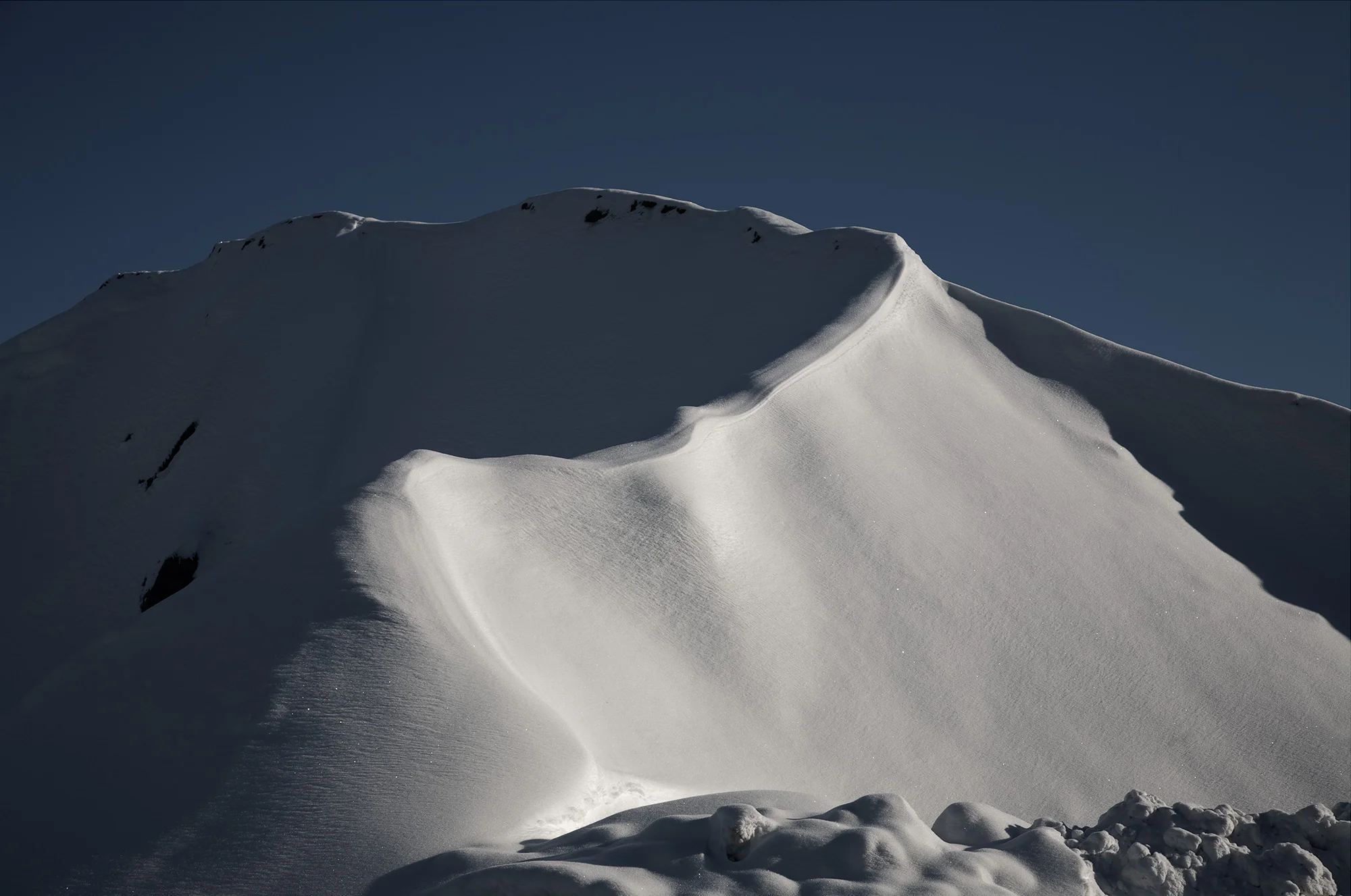 I Inngrep-prosjektet utforsker jeg møtet mellom det naturlige og det menneskeskapte. Les mer... Snødekke 2007