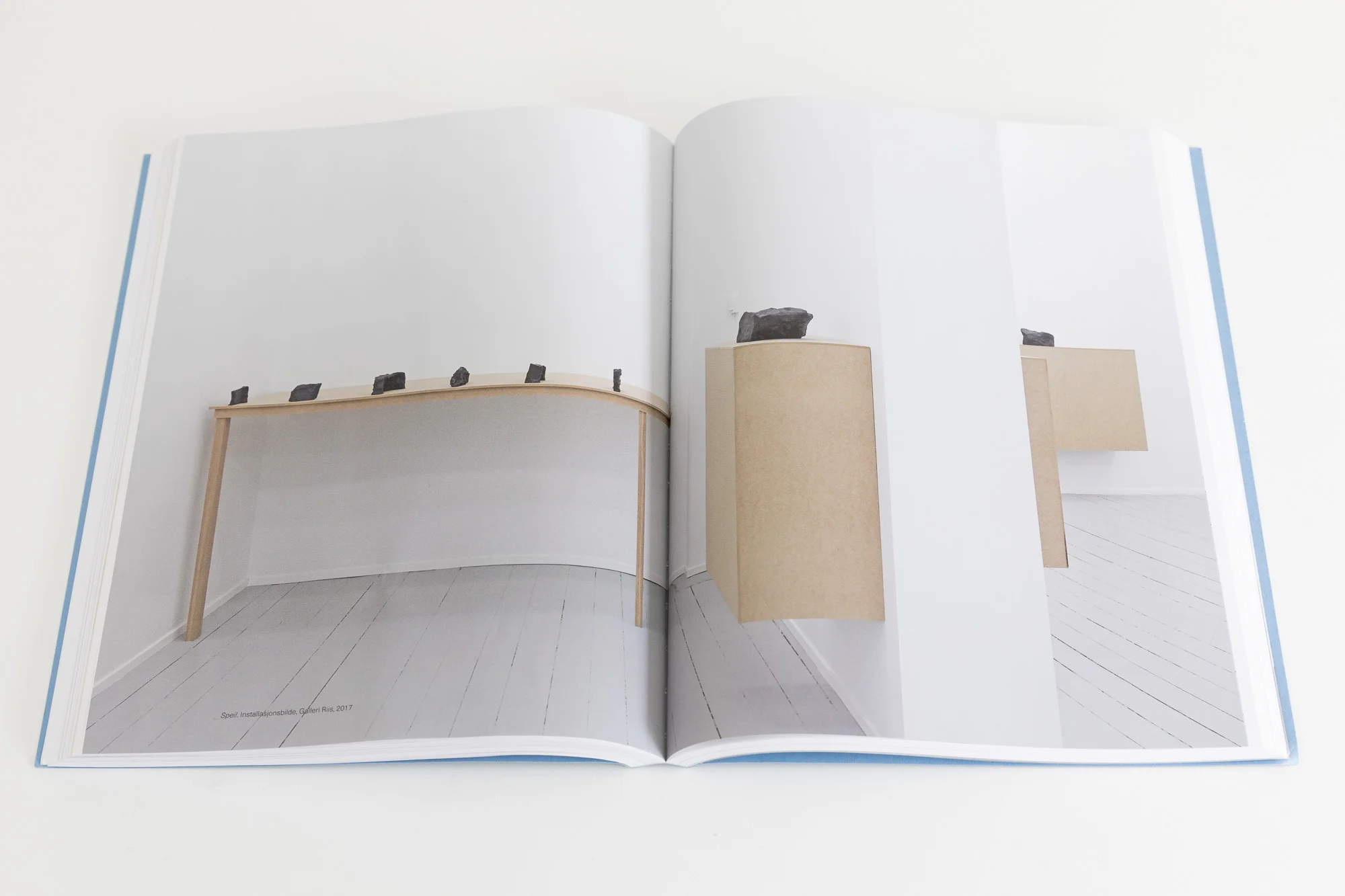 Dokfoto i boken “Annontert. Stein Rønning. Arbeider, skisser og notater 1978-2018”