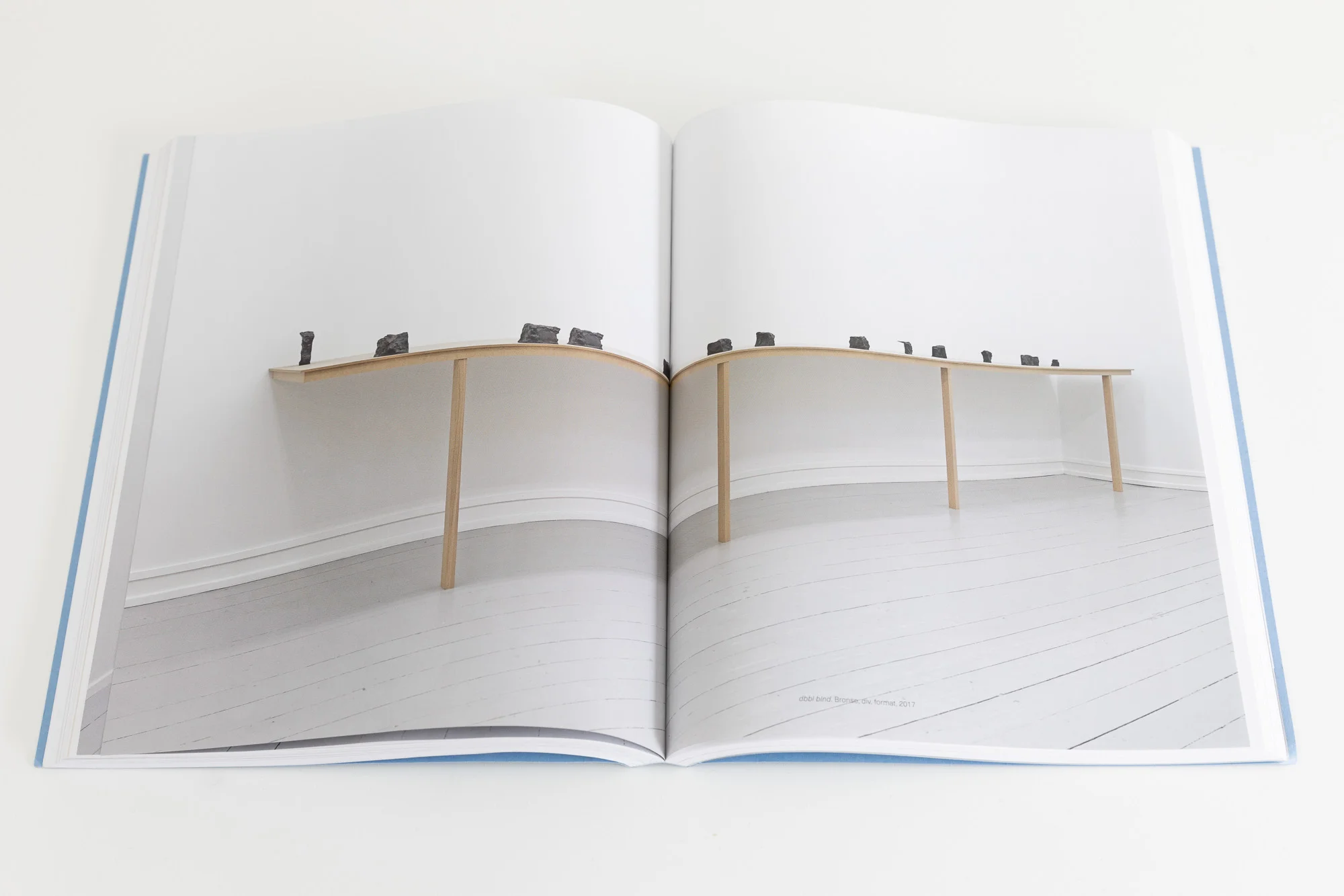 Dokfoto i boken “Annontert. Stein Rønning. Arbeider, skisser og notater 1978-2018”
