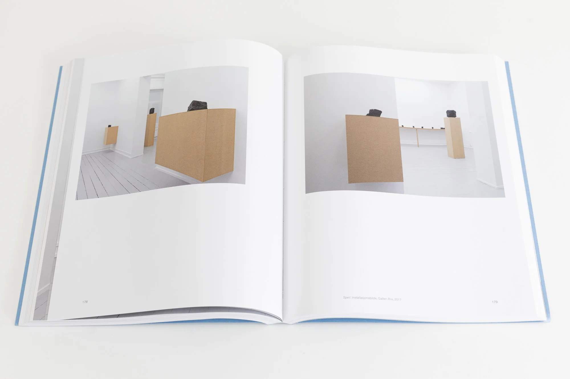 Dokfoto i boken “Annontert. Stein Rønning. Arbeider, skisser og notater 1978-2018”