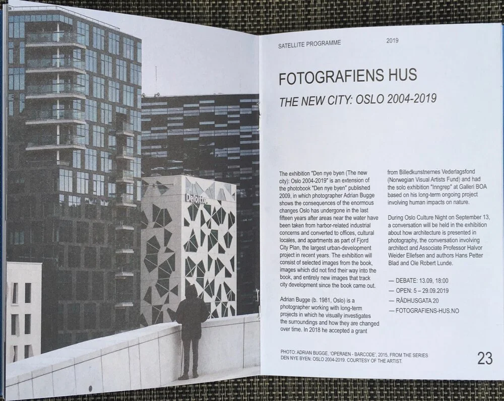 Arrangementet er også en del av Fotobokfestival Oslo og er også omtalt i deres program. Samtalen er arrangert av Adrian Bugge og er støttet av Fritt Ord
