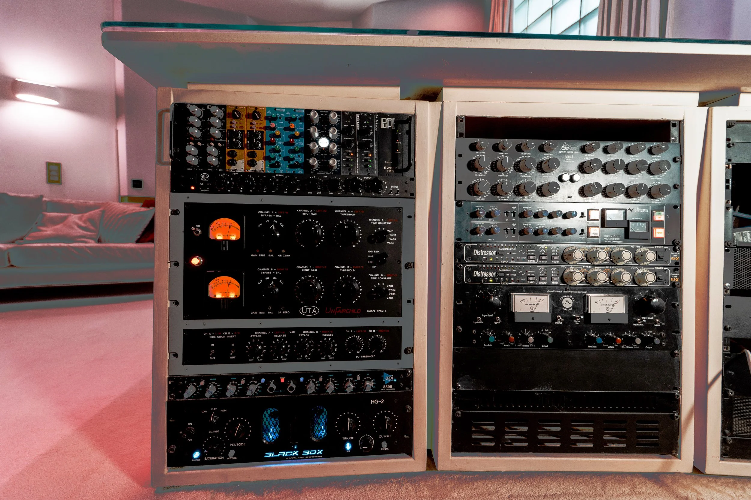 Beautiful surroundings. Serious sonic indulgence.

Glowing meters, rich valve character and exceptional analogue detail. Studio 1 brings together a distinctive collection of outboard, ready to add depth, texture and presence to your music.

Highlight