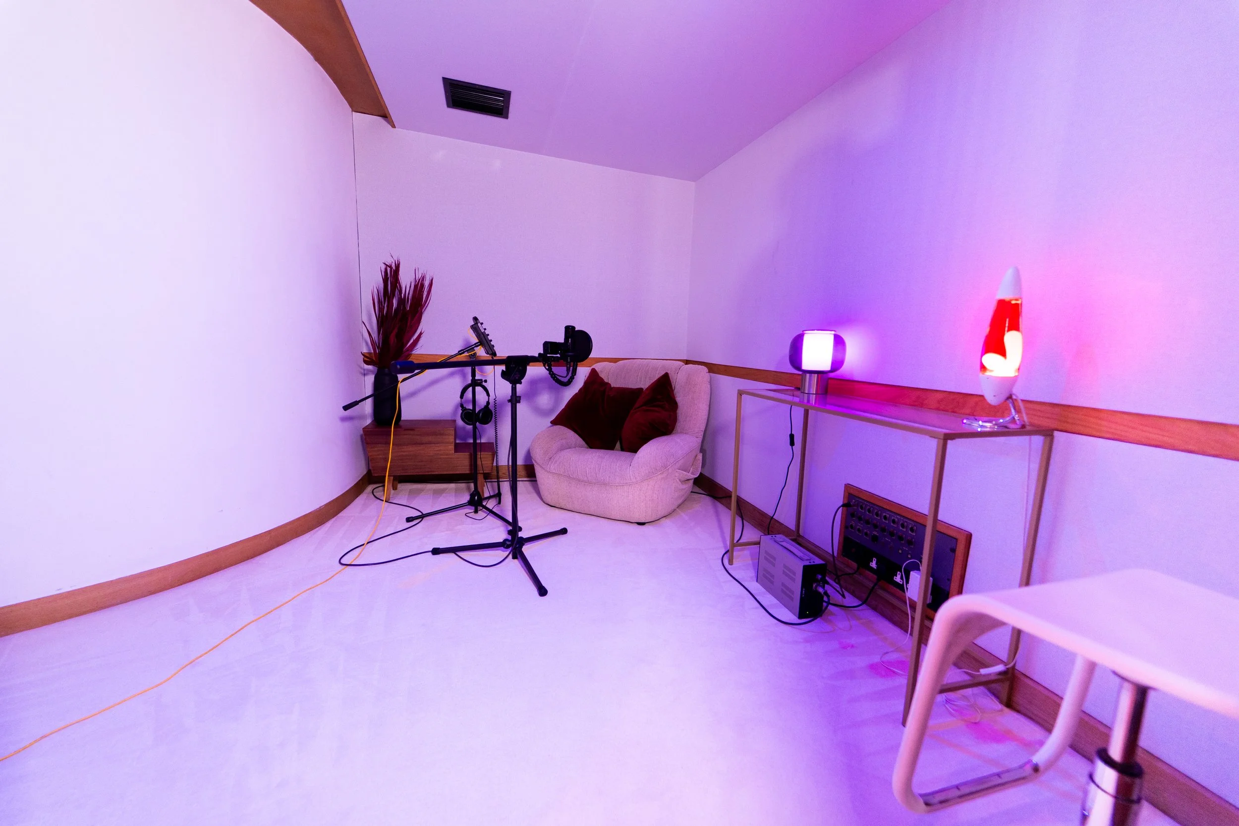 Our customised Sony C-800G takes centre stage in Studio 1’s spacious vocal booth. Soft violet lighting, a glowing lava lamp and a sumptuous armchair set the mood, giving you room to relax, find your confidence and savour every take.

Step inside. Mak