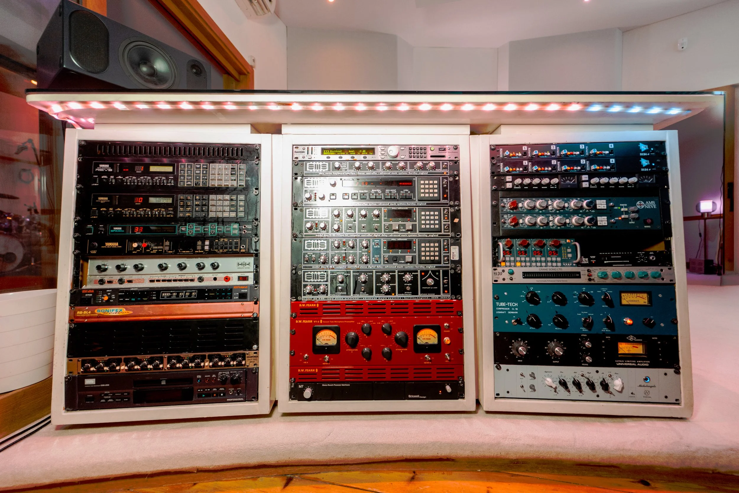 Exceptional equipment. Unmistakable character.

Rich valve warmth. Silky vocal compression. Expansive reverbs that draw you into the music. Studio 1’s collection of premium outboard brings a remarkable palette of tone and texture to your recording an