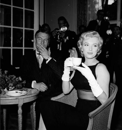 Marilyn drinking tea with Laurence Olivier at the Savoy Hotel London, 1956.
