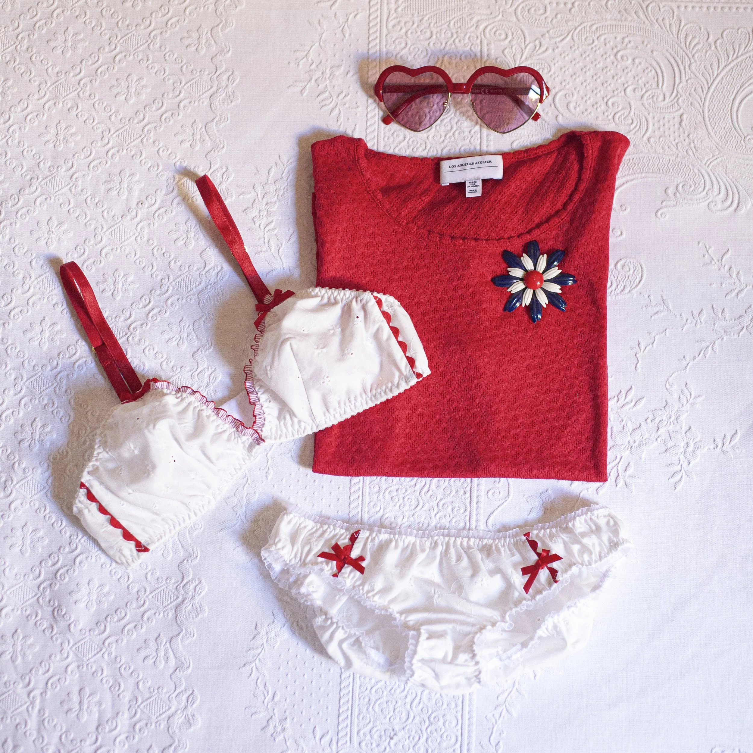 White Sangallo cotton bra and knickers with red ric-rac trims and red adjustable straps - Voilà le Vélo. (Copia)