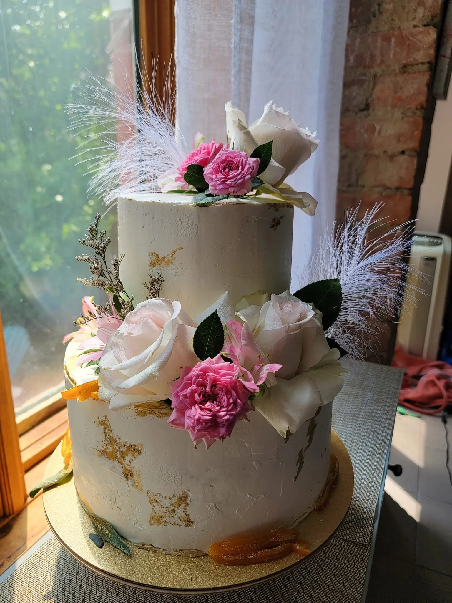 roses feathers gold cake.jpg