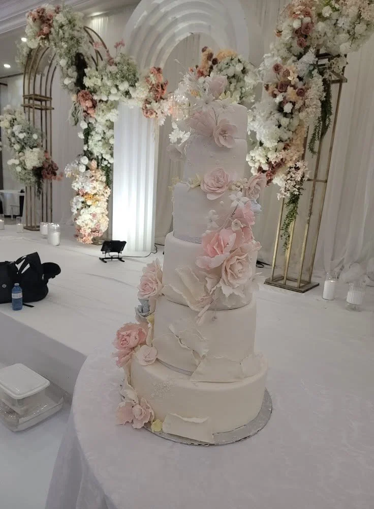 Tall wedding cake.jpg