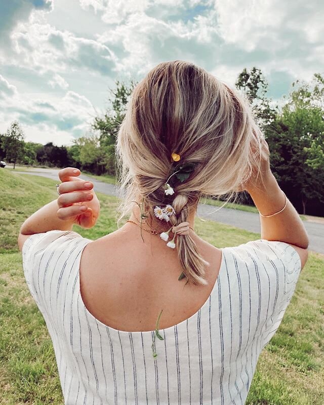 Sunshine and flowers 🌼 they&rsquo;re good for the soul 💓 Wearing my sweet @weareladyfarmer dress - perfect for lots of play and chasing babies around haha! PS Liz @theballengerfarm and I had braid moments with the SAME flowers yesterday, unintentio