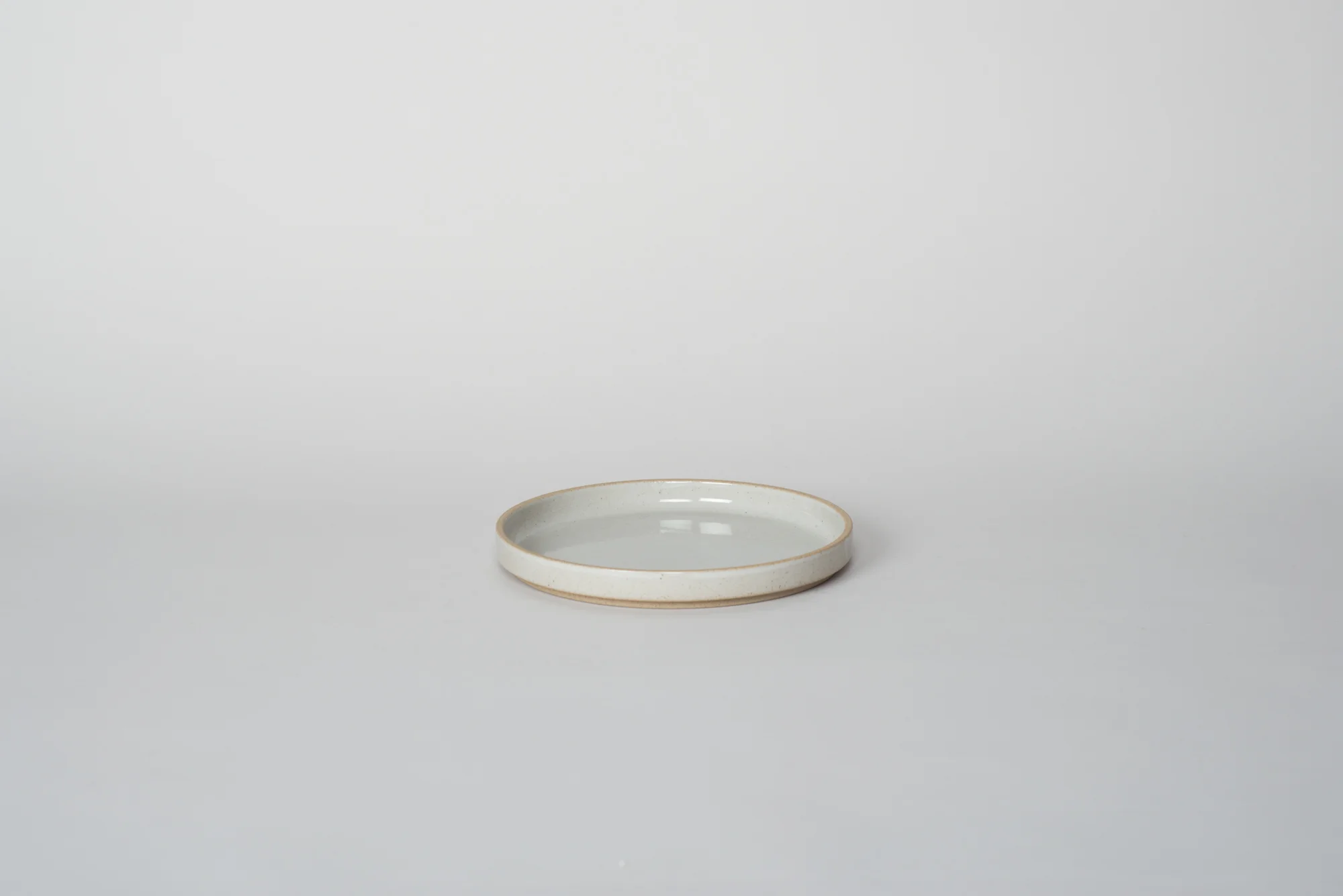 native&co-hasami-porcelain-plate-clear