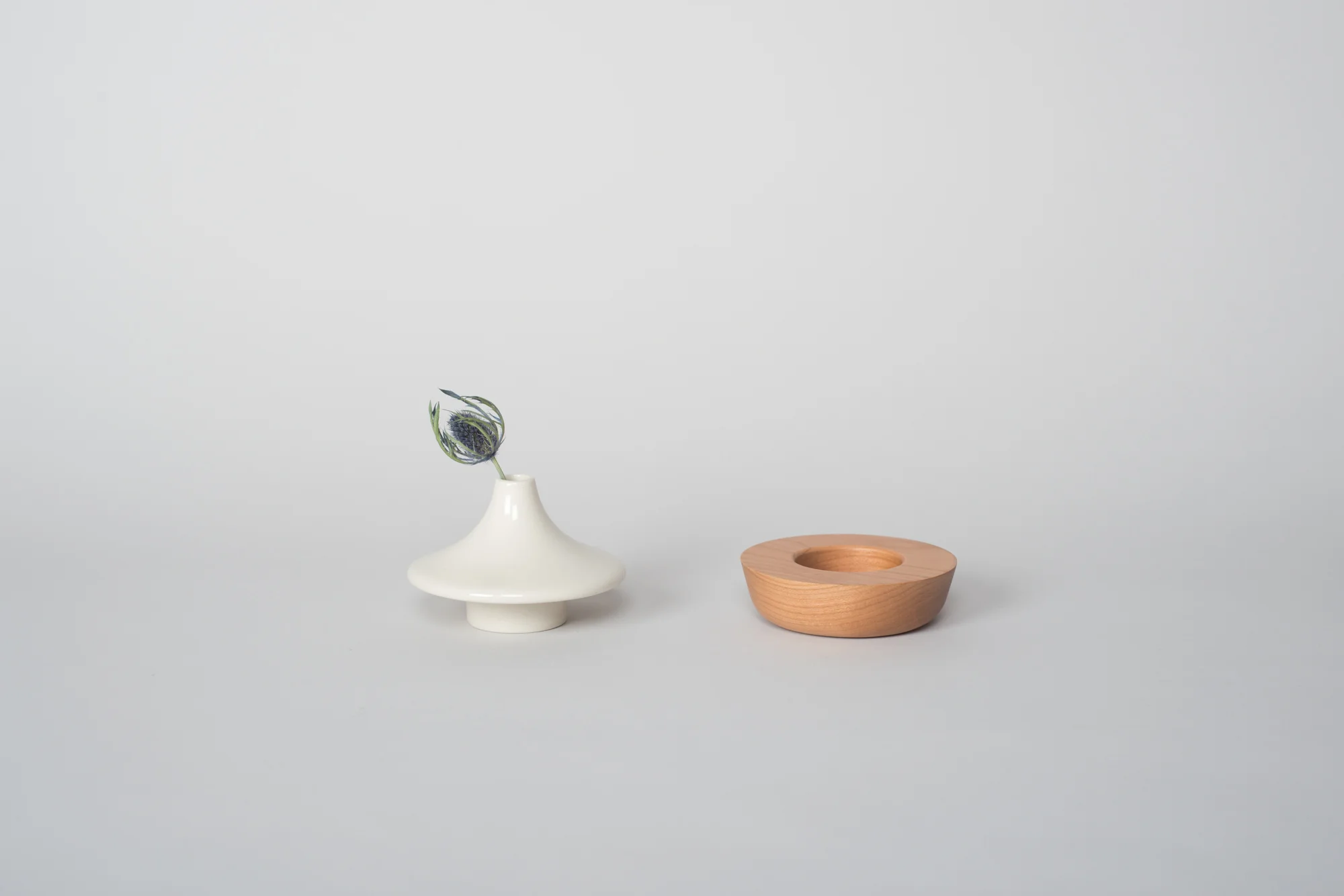 native&co-porcelain-flower-vase-with-wooden-base-walnut