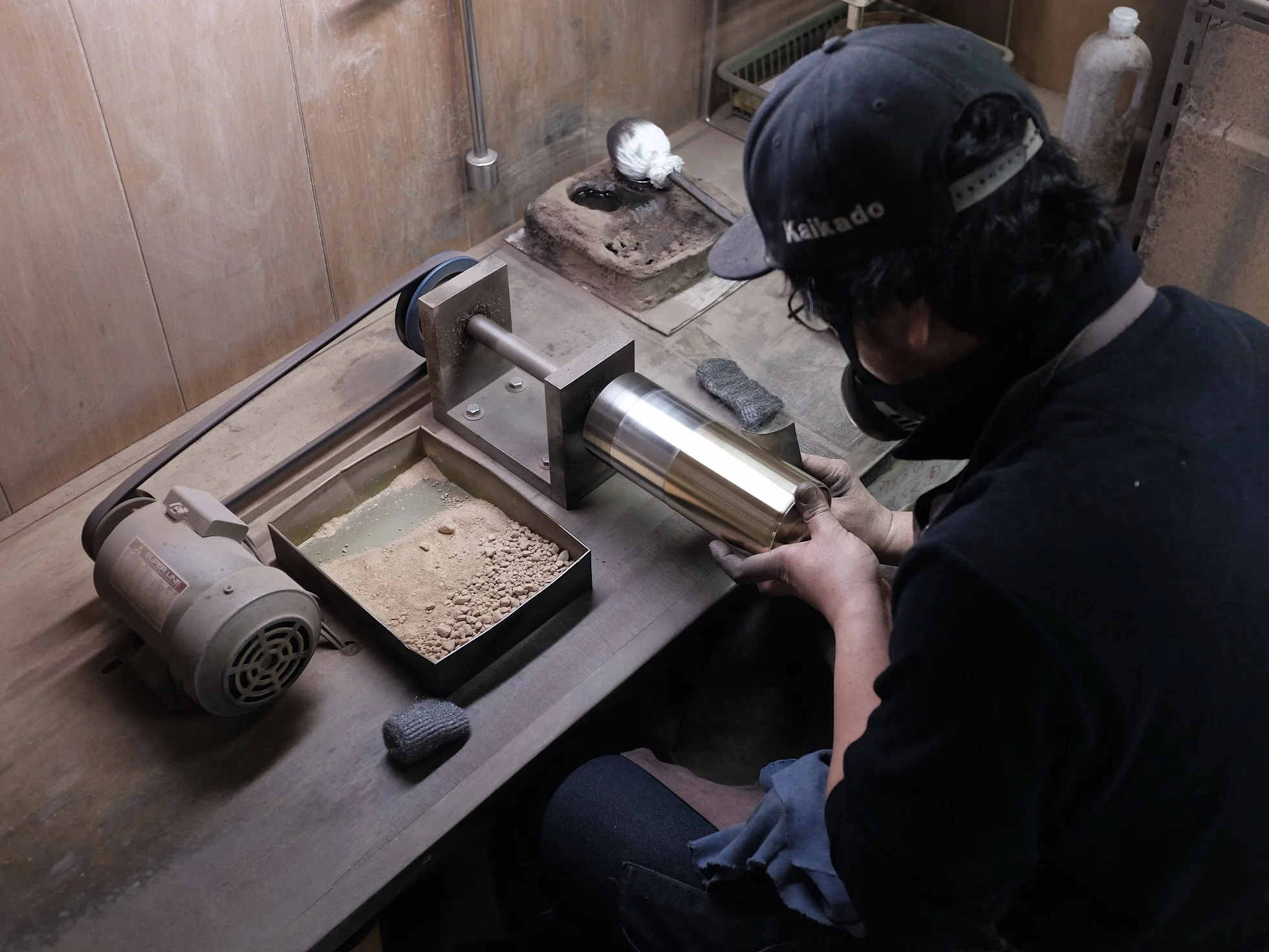 One of the final steps involves polishing the surface of individual tea caddies. The craftsman uses a very fine powder to eliminate the smallest of imperfections. This stage results in an immaculate and reflective finish that allows the forming of an even patina over time. 