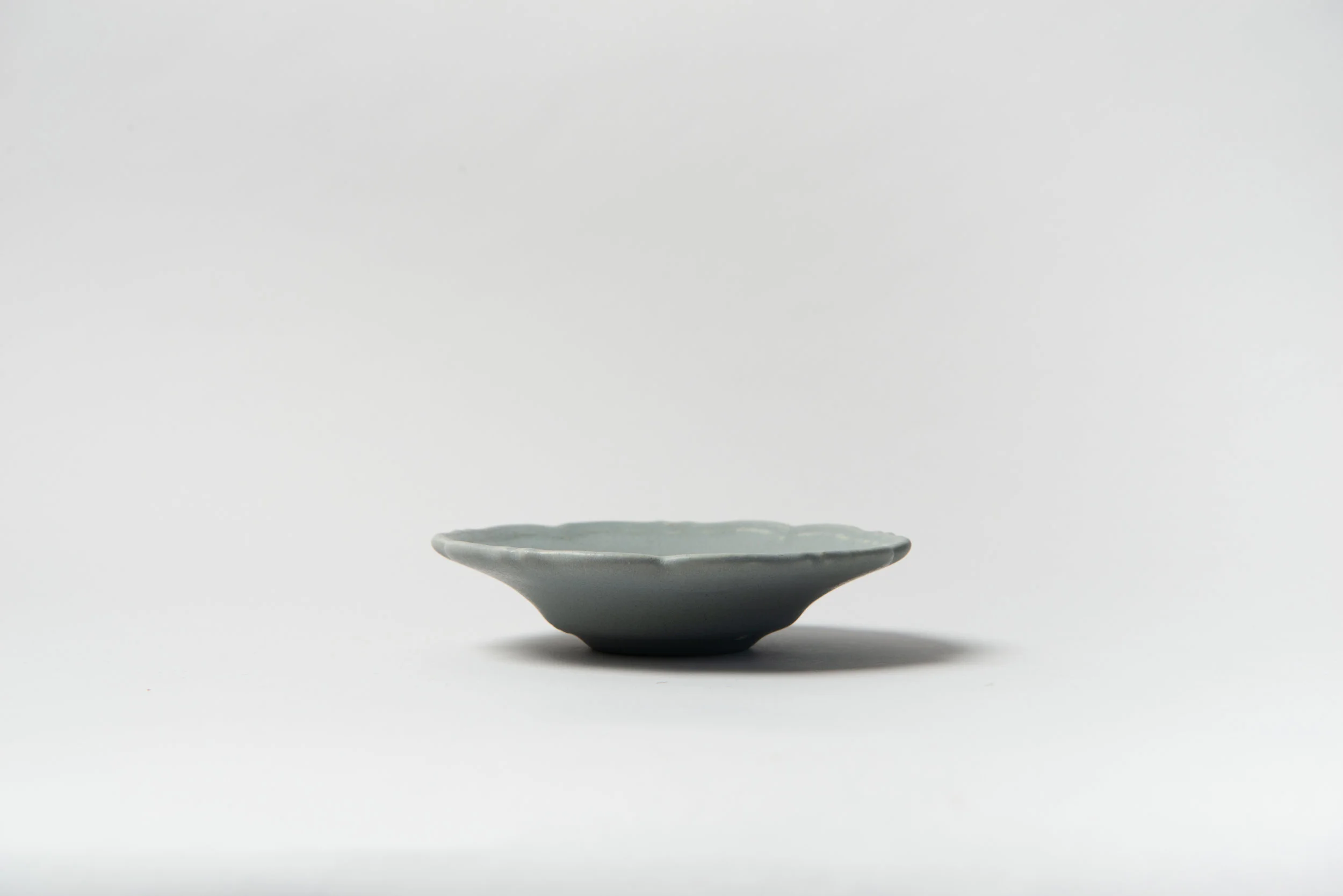 Native&Co-Ceramic-Flower-Rim-Plates-16.jpg