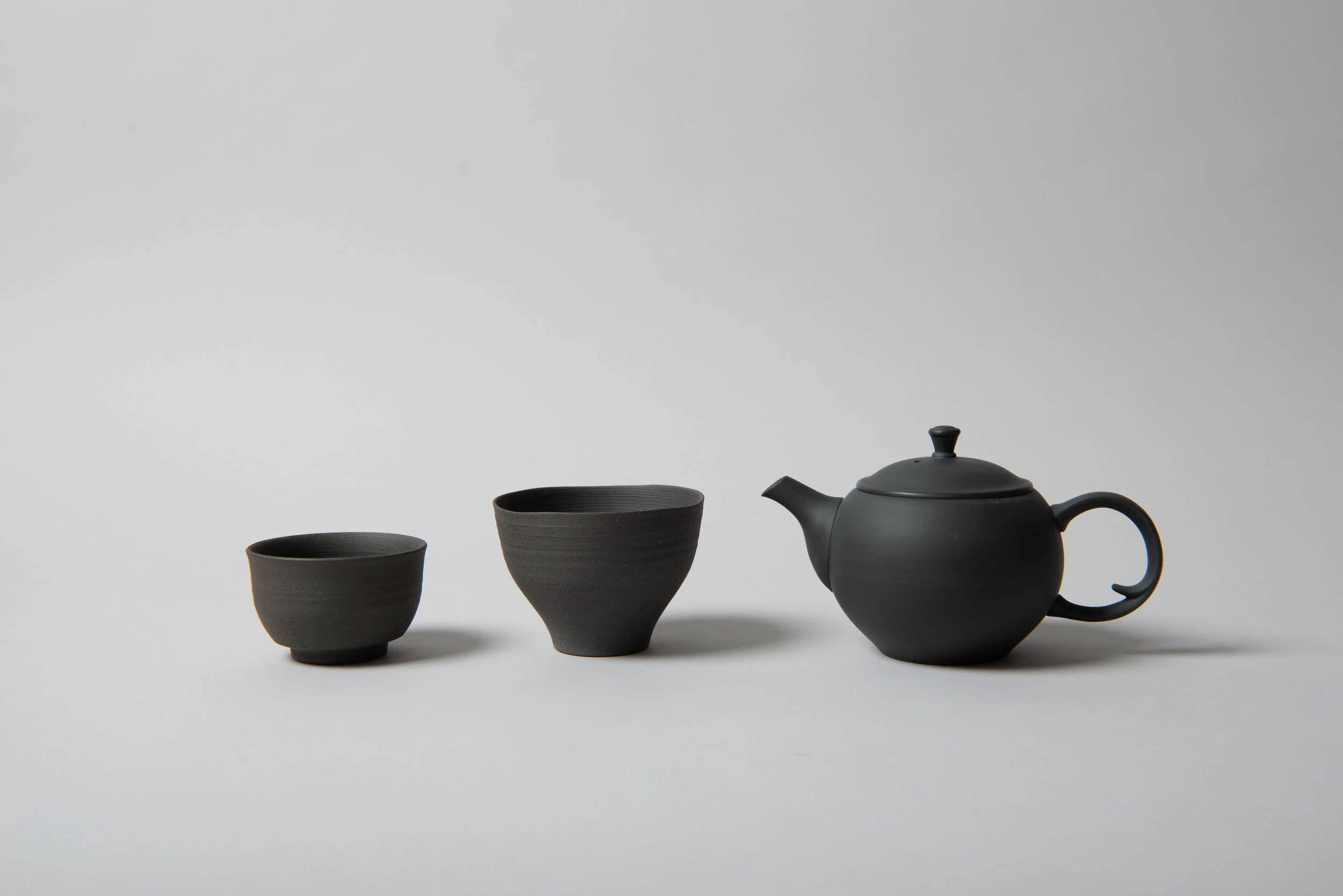 Native&Co-black-ceramic-teapot-ring-handle-S-round-3.jpg