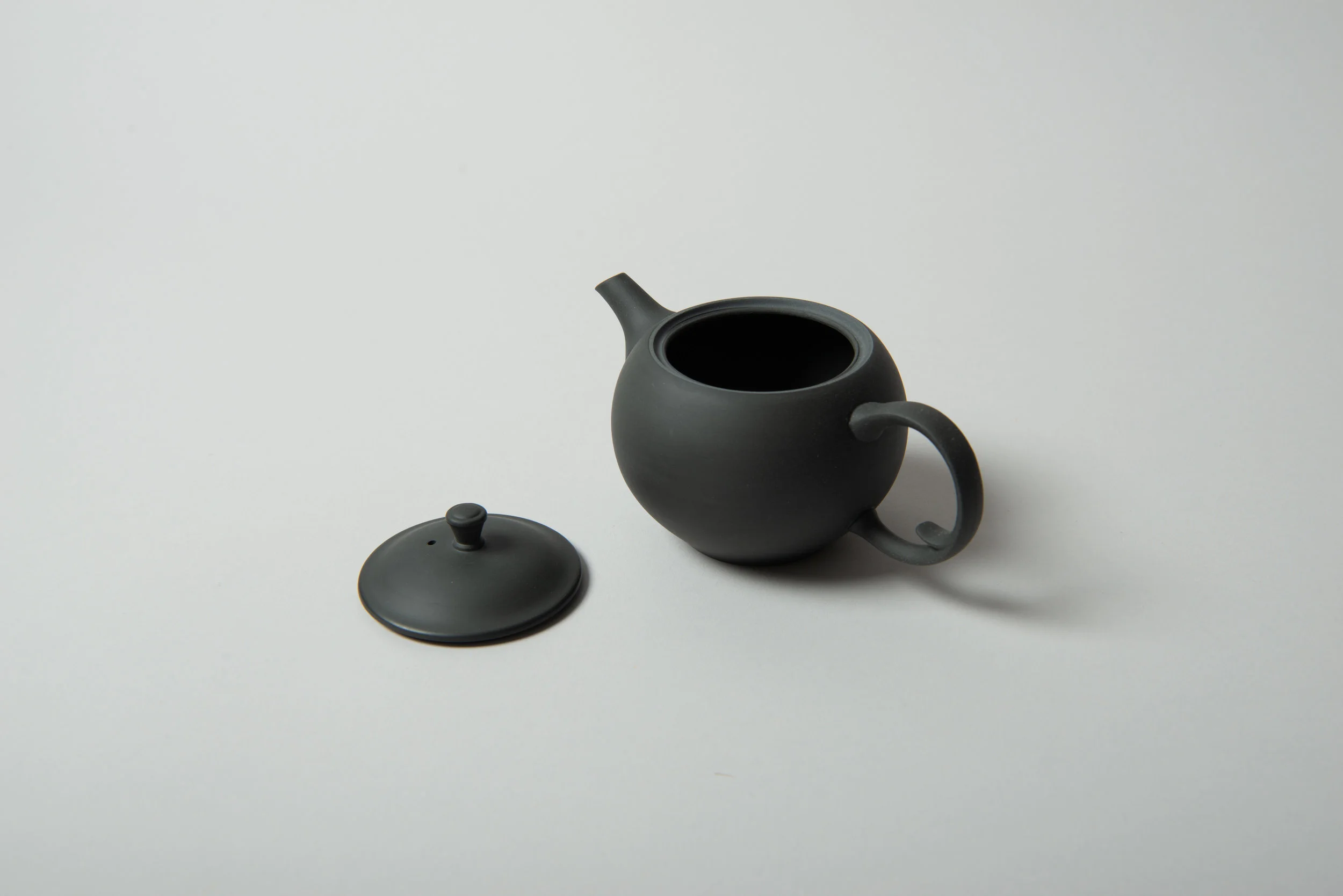 Native&Co-black-ceramic-teapot-ring-handle-S-round-5.jpg