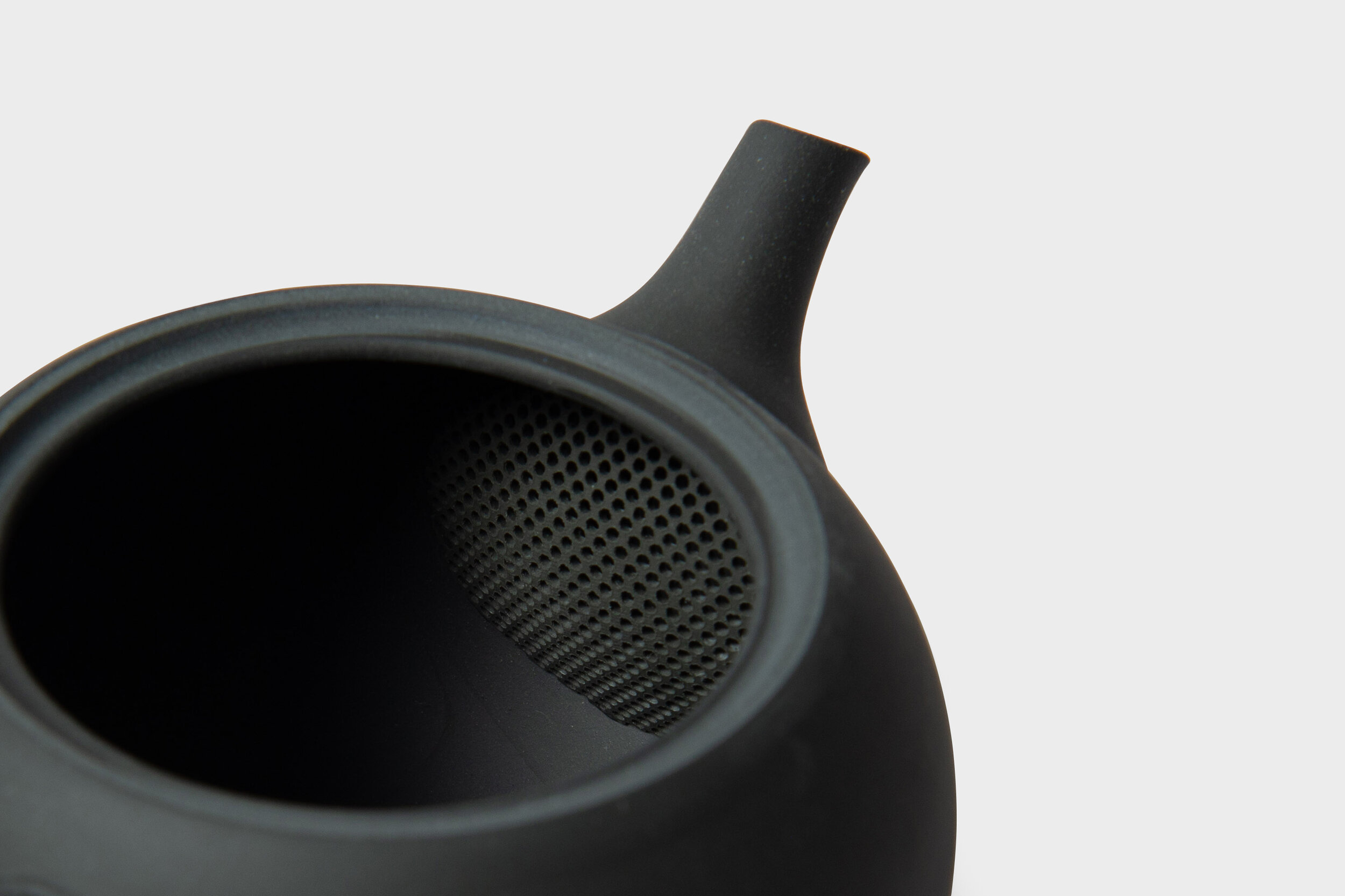 Native&Co-black-ceramic-teapot-ring-handle-S-round-Strainer-LowRes.jpg
