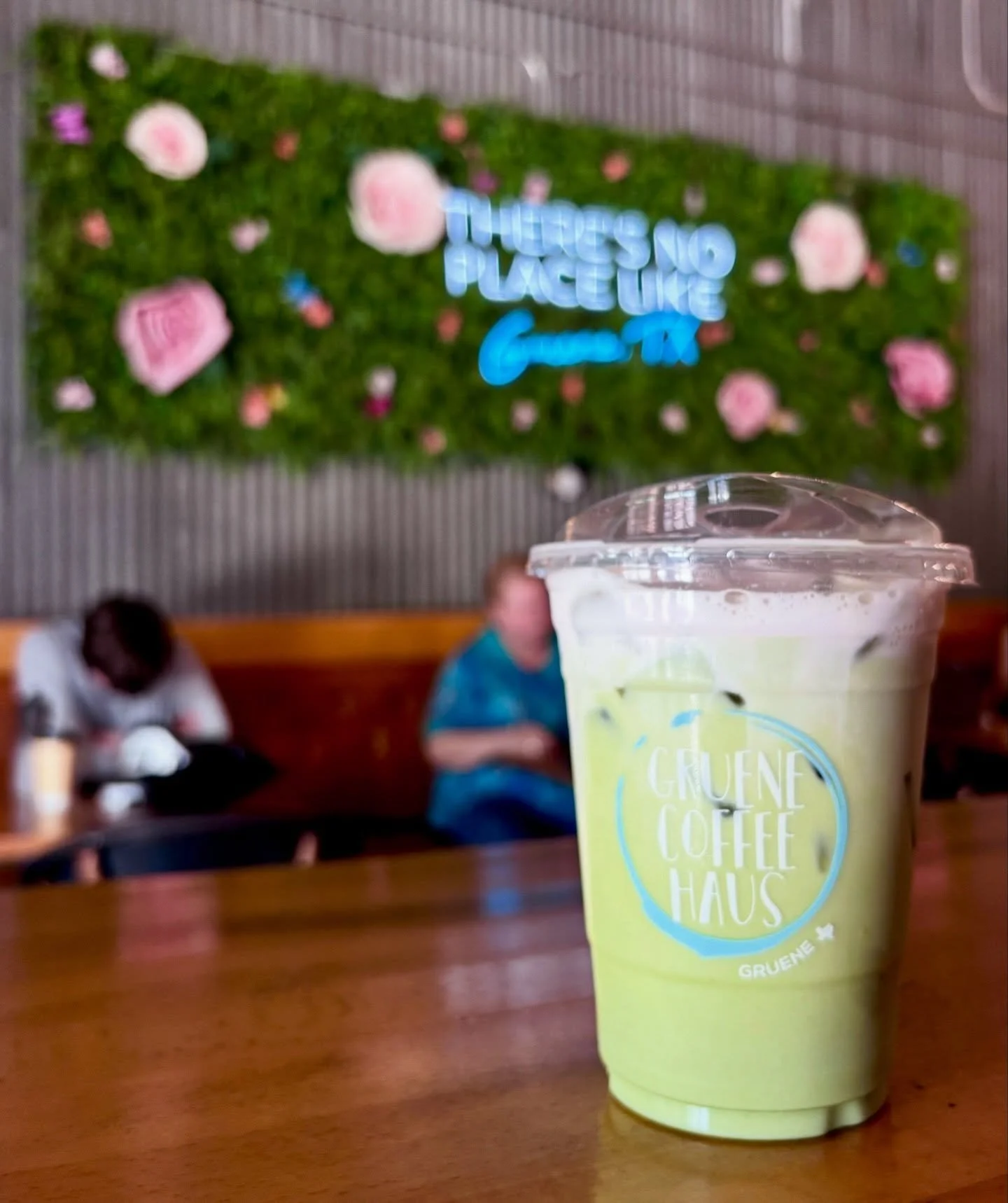 A matcha moment 💚 with a bit of strawberry cold foam 
&bull;
&bull;
&bull;
&bull;
&bull;
#gruene #coffee #texas #gruenetx #nbtx